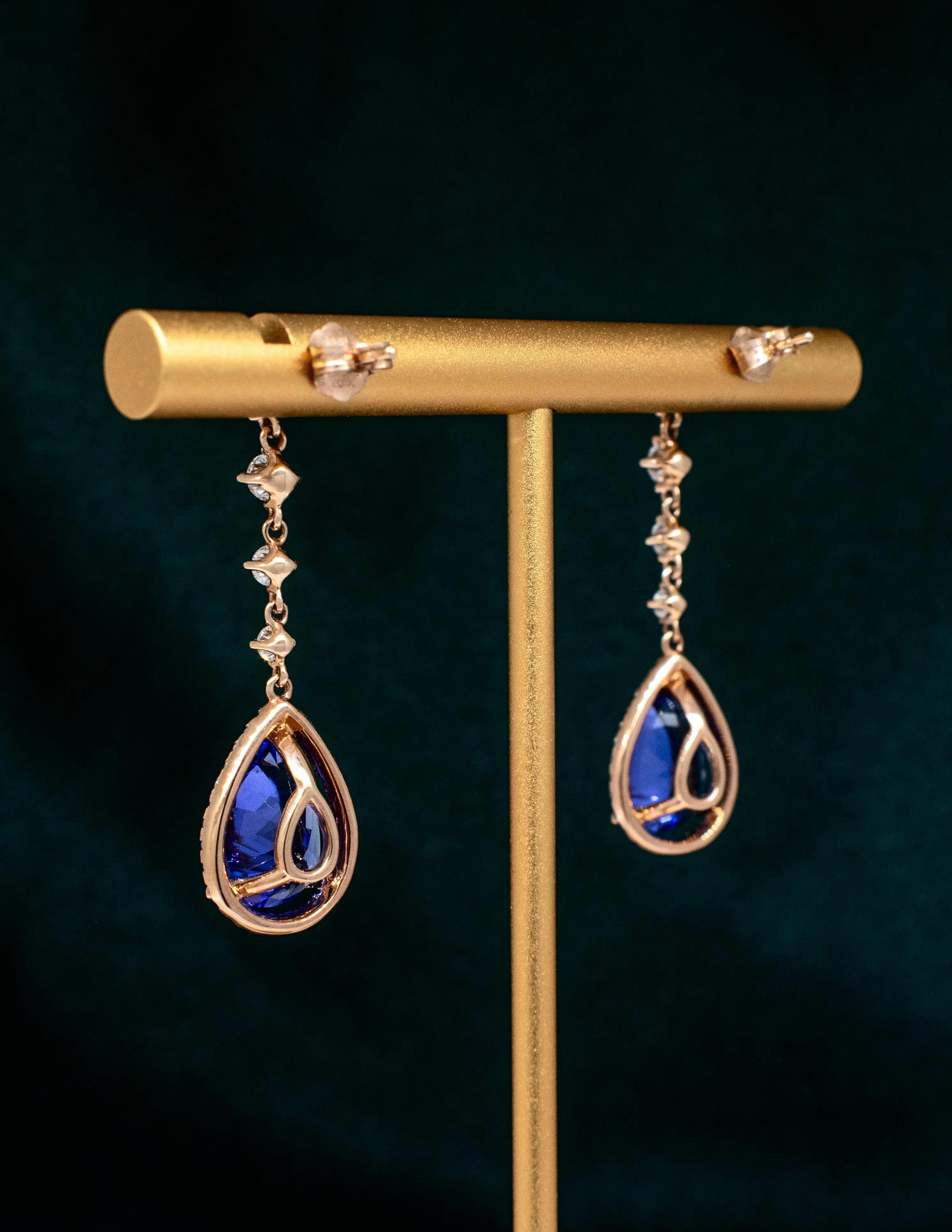 Moderno Un paio di orecchini a goccia con tanzanite e diamanti in oro rosa 14k in vendita