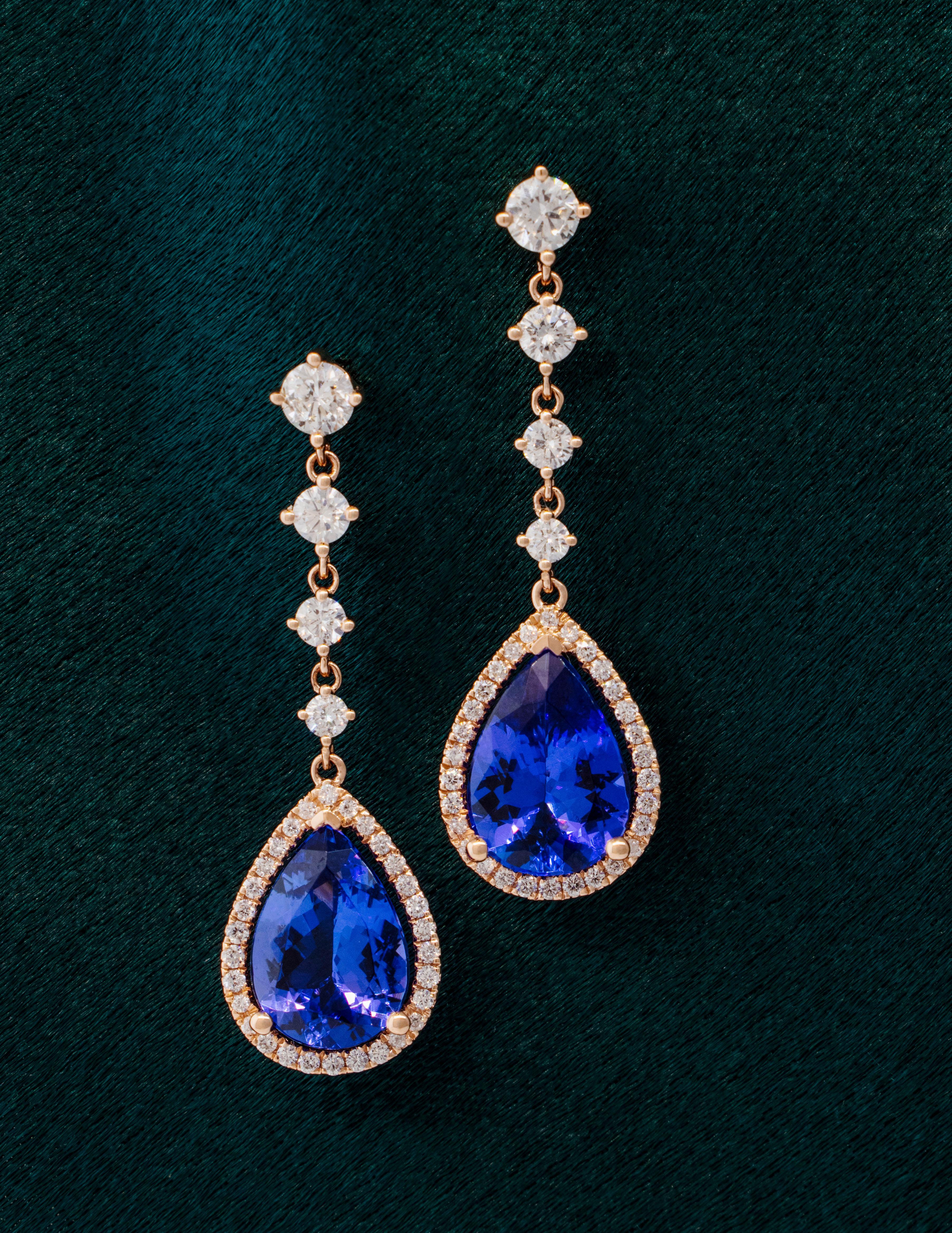 Taglio a goccia Un paio di orecchini a goccia con tanzanite e diamanti in oro rosa 14k in vendita