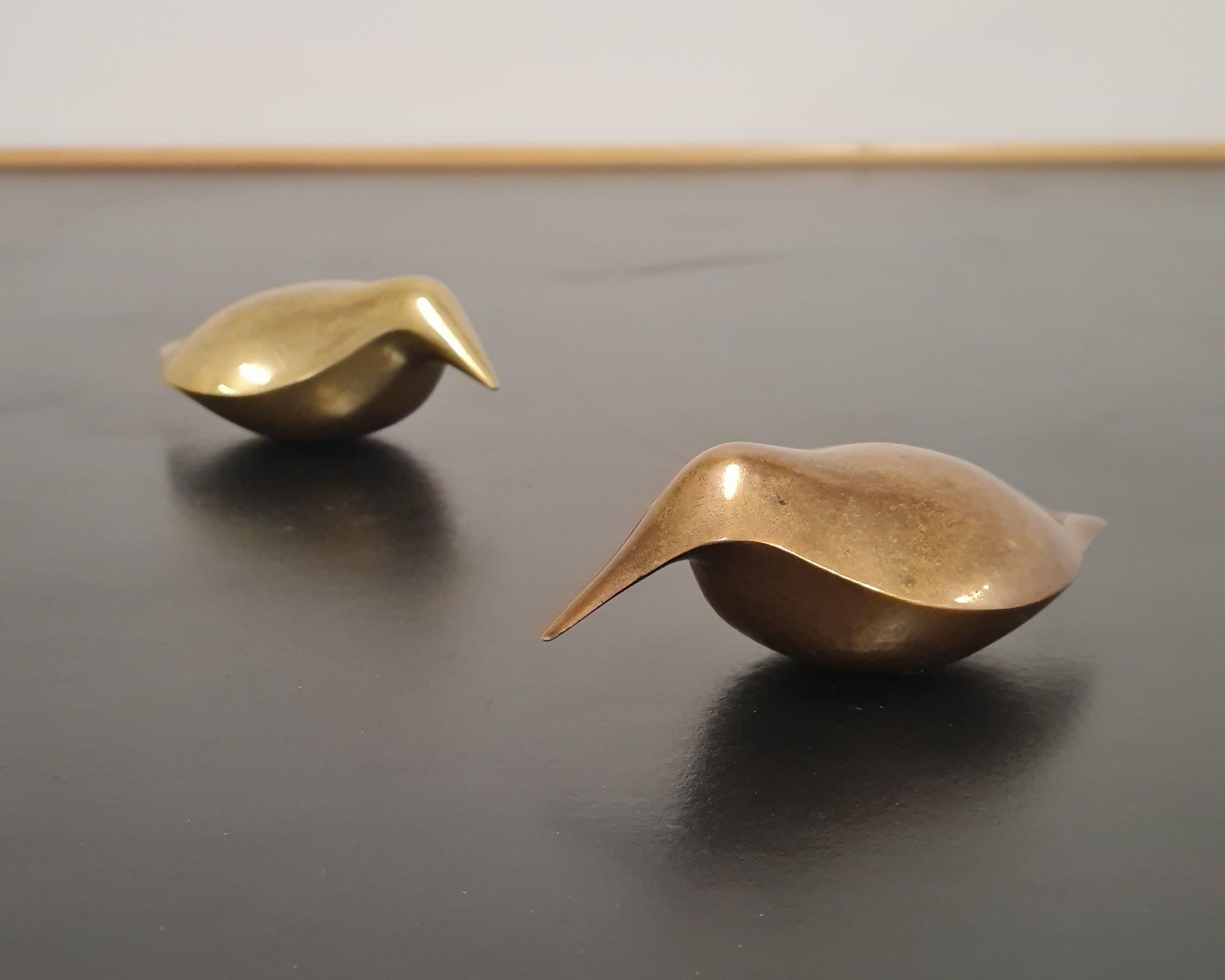 Ein paar schöne Tapio Wirkkala Bronze Vogel Briefbeschwerer.  Beide Gegenstände sind in schönem Originalzustand mit schöner Vintage-Patina.  Obwohl sie ursprünglich als Briefbeschwerer gedacht waren, können diese Gegenstände als eigenständige