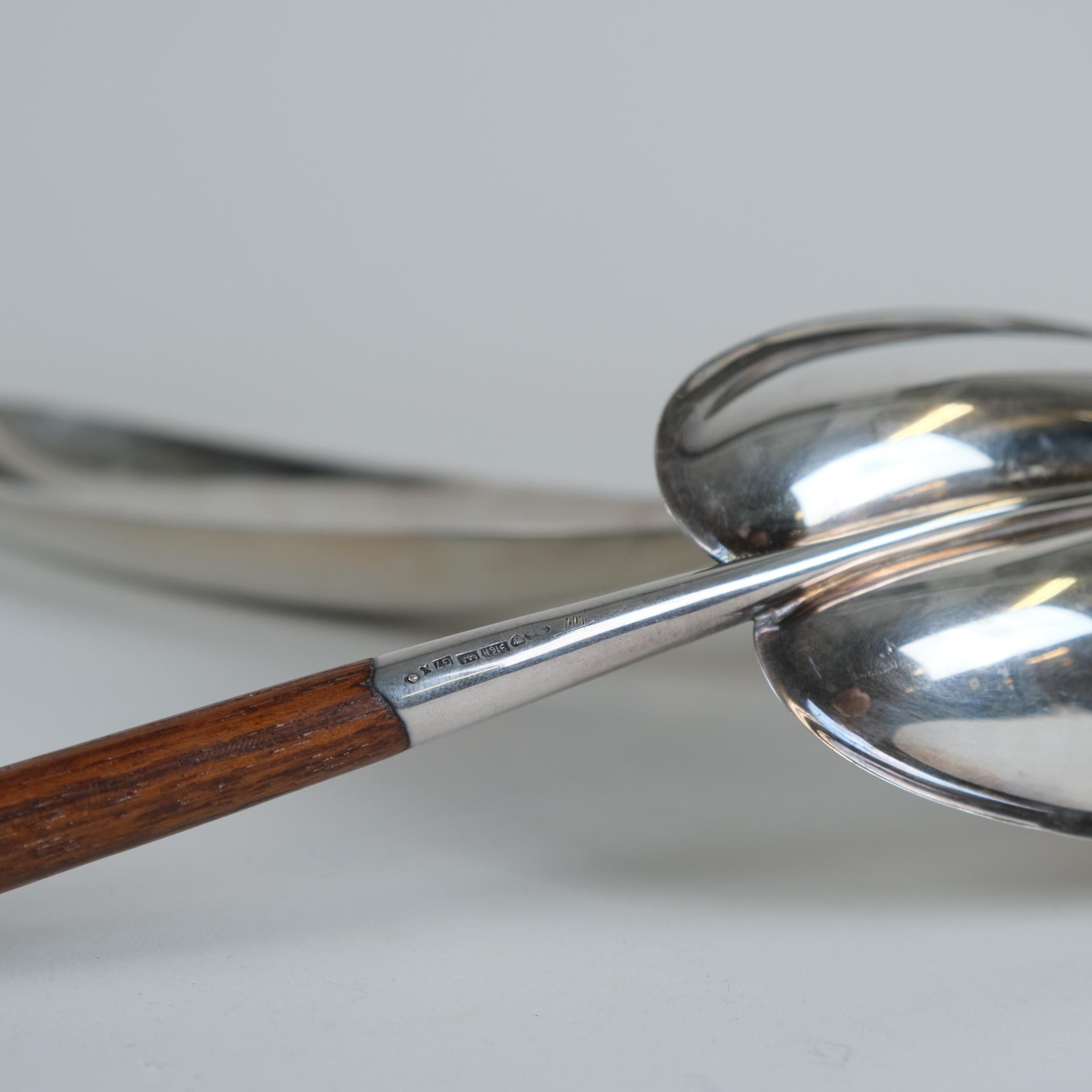 Coppia di Tapio Wirkkala, ciotole per servire le foglie in argento e teak, TW-85, anni '60 in vendita 3