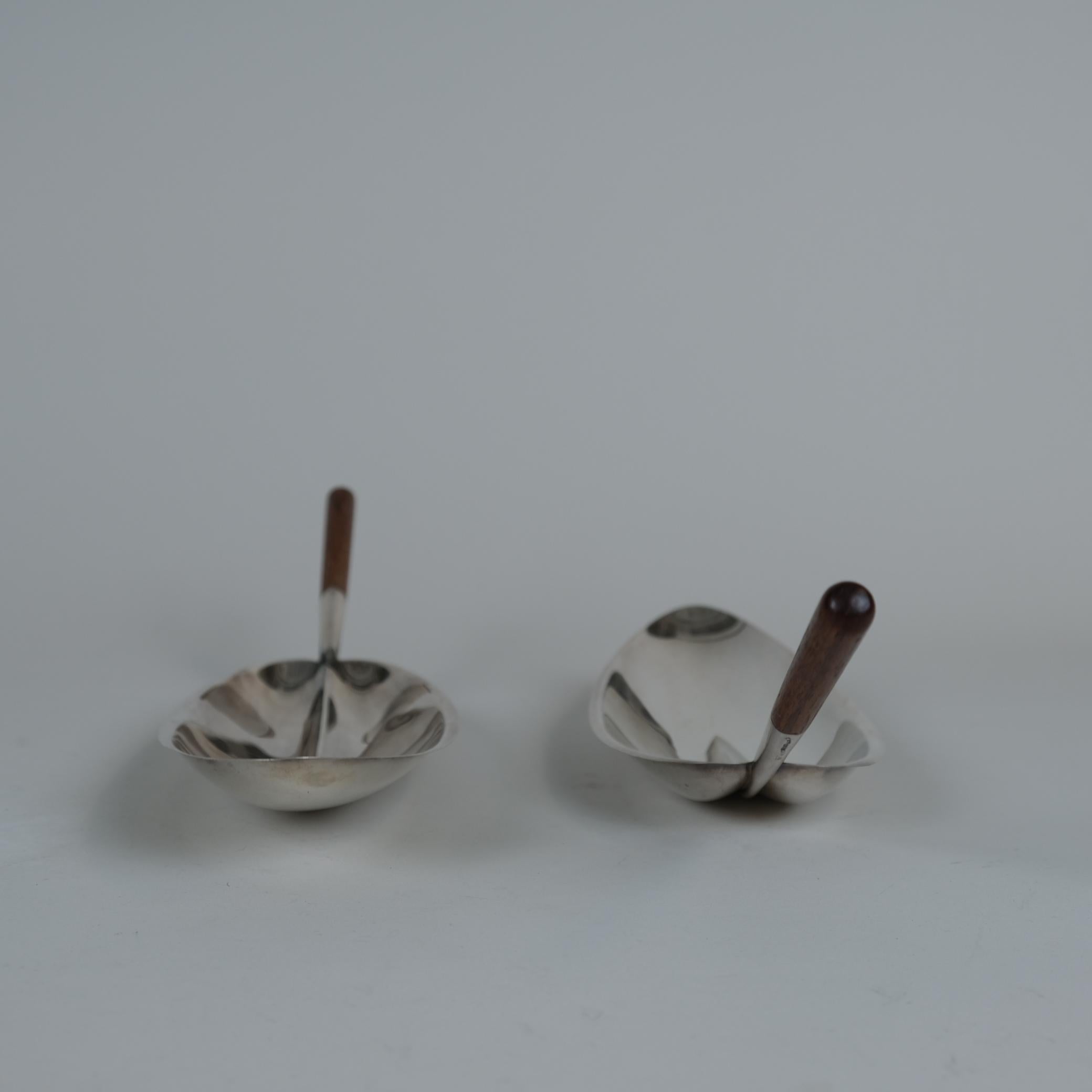 Coppia di Tapio Wirkkala, ciotole per servire le foglie in argento e teak, TW-85, anni '60 in vendita 4