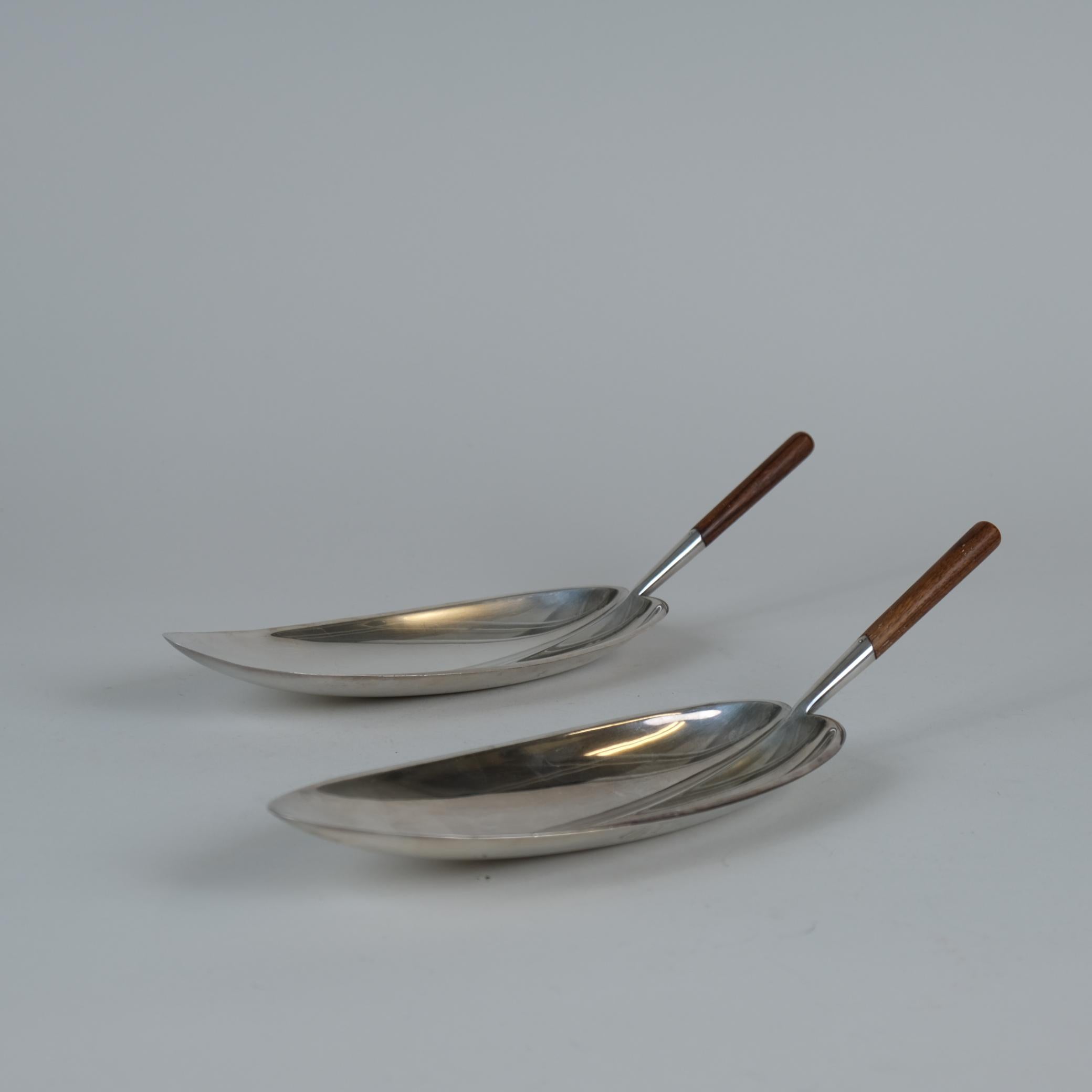 Scandinavo moderno Coppia di Tapio Wirkkala, ciotole per servire le foglie in argento e teak, TW-85, anni '60 in vendita