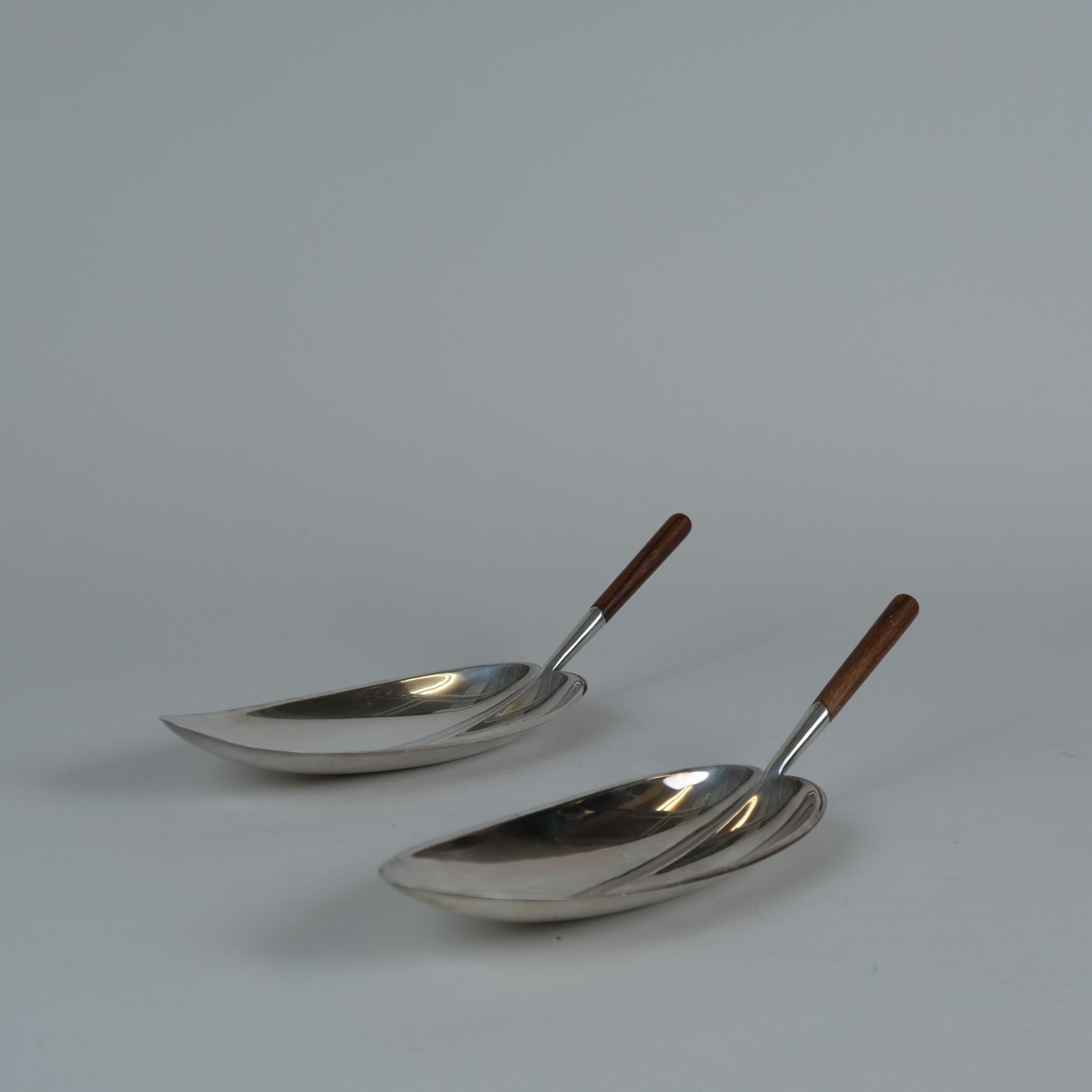 Finlandese Coppia di Tapio Wirkkala, ciotole per servire le foglie in argento e teak, TW-85, anni '60 in vendita