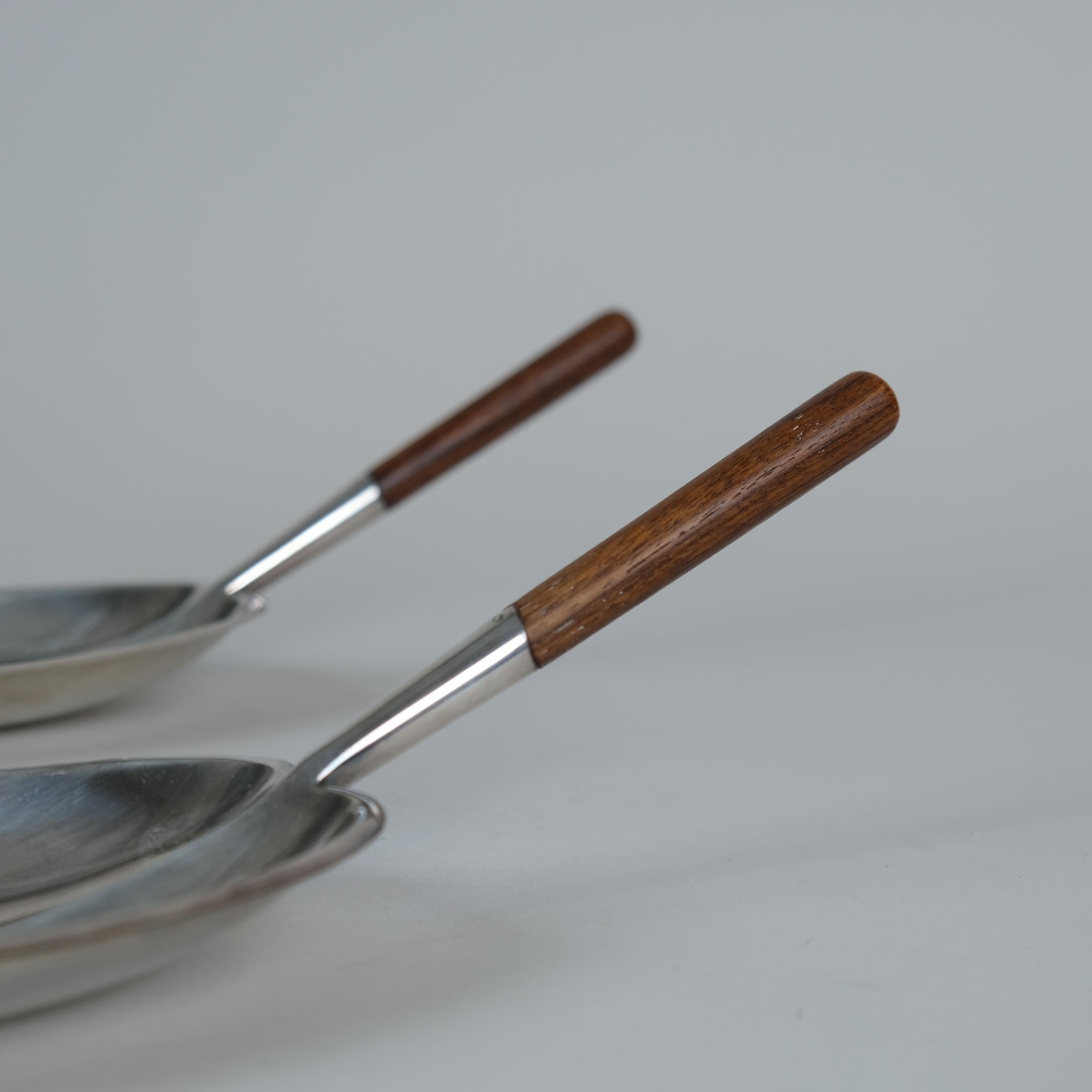 Coppia di Tapio Wirkkala, ciotole per servire le foglie in argento e teak, TW-85, anni '60 In condizioni buone in vendita a Helsinki, FI