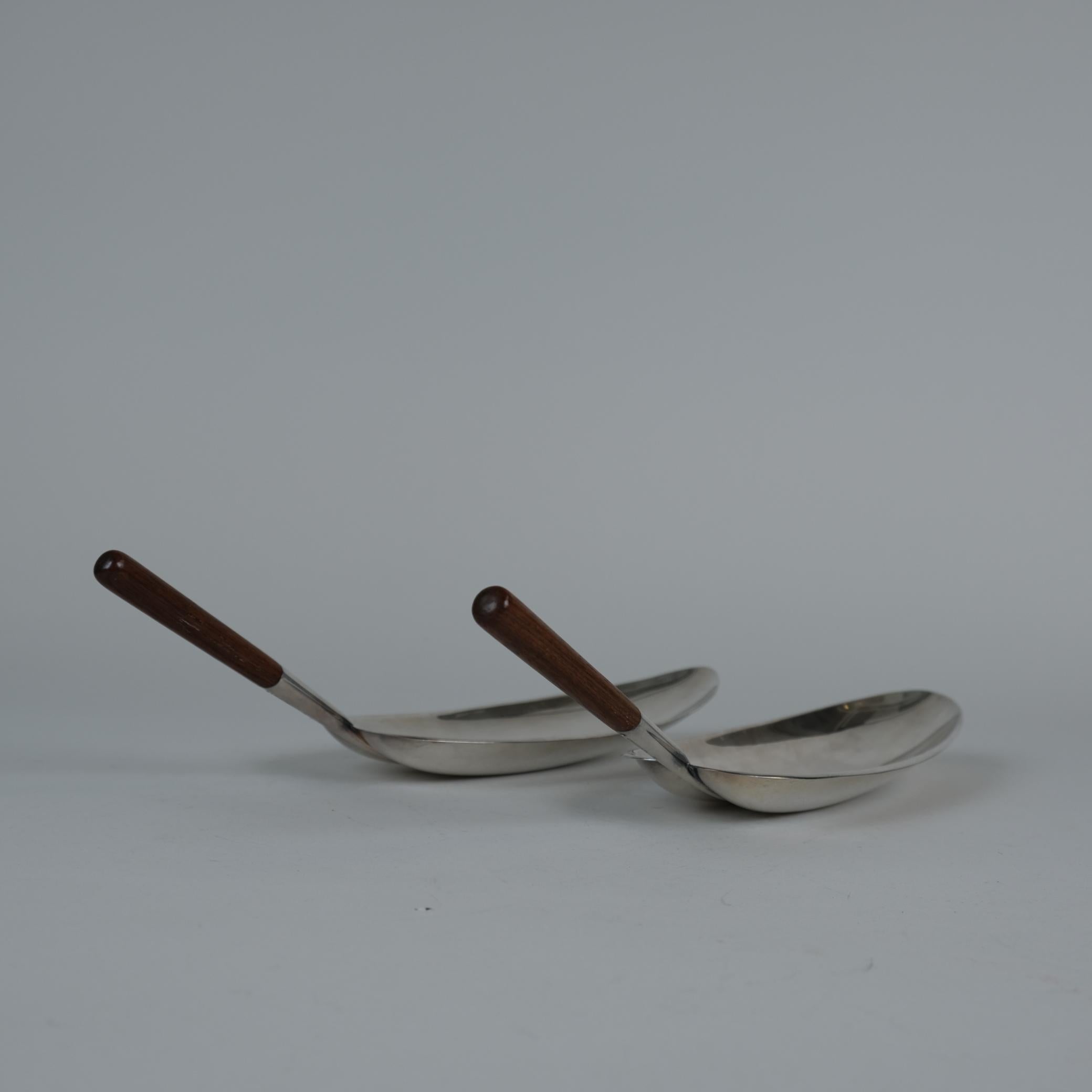 Metà XX secolo Coppia di Tapio Wirkkala, ciotole per servire le foglie in argento e teak, TW-85, anni '60 in vendita