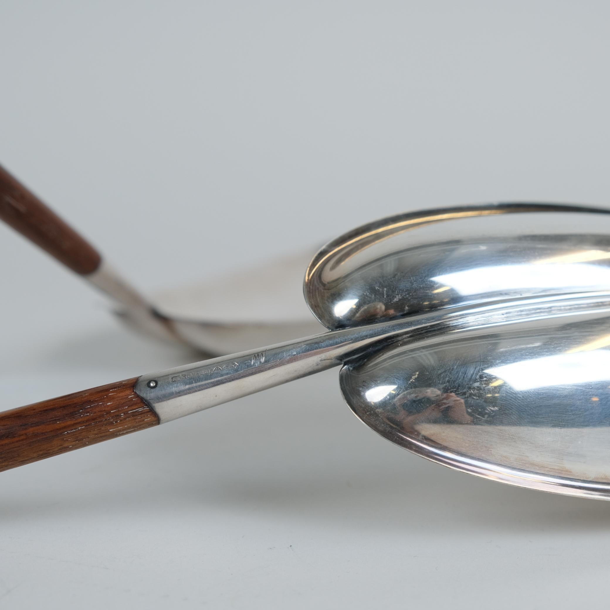 Coppia di Tapio Wirkkala, ciotole per servire le foglie in argento e teak, TW-85, anni '60 in vendita 1
