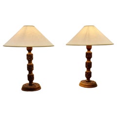 Coppia di lampade da tavolo con albero della vita intagliato in teak   Una superba coppia di grandi lampade