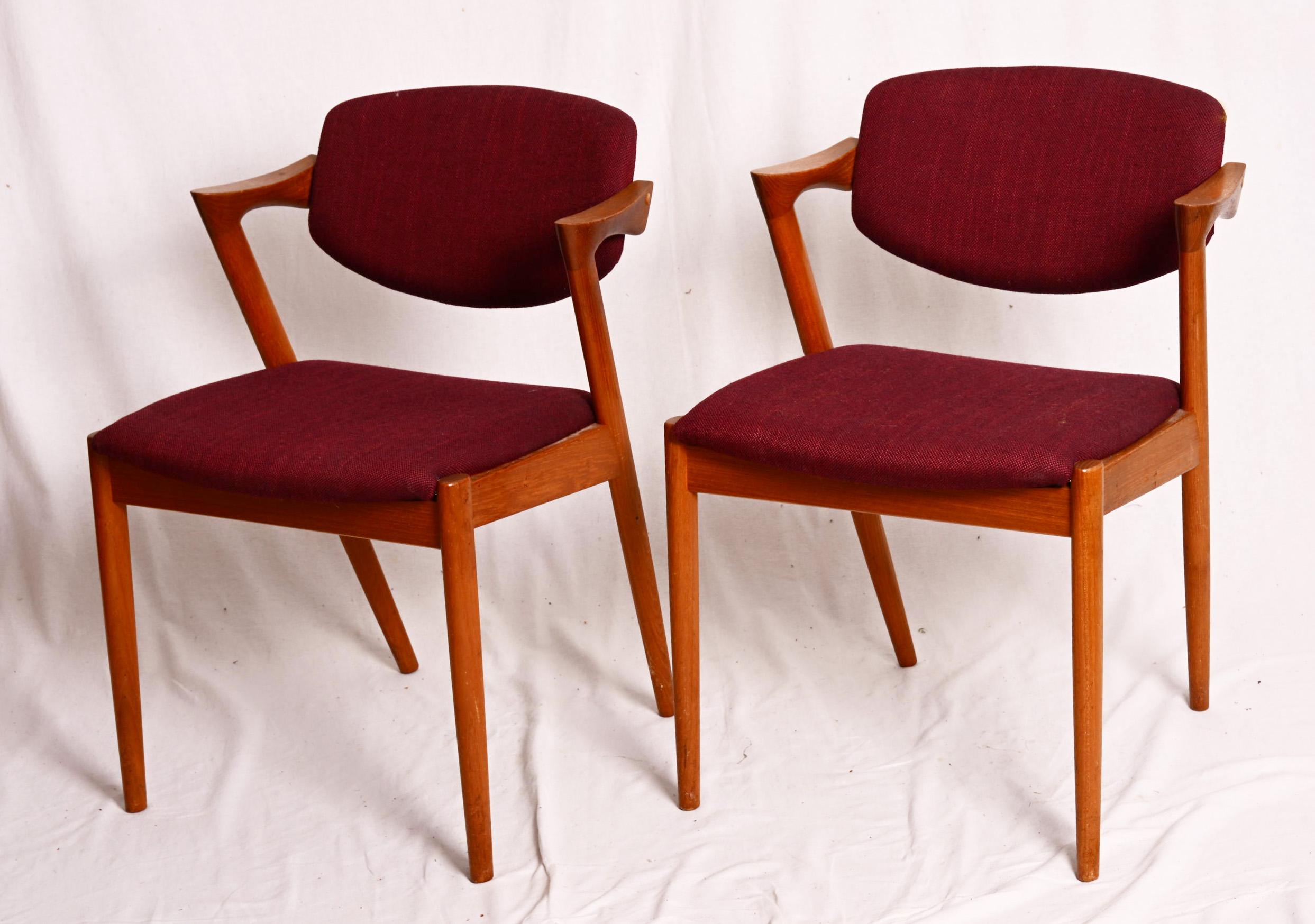 Pareja de sillas de comedor de teca de Kai Kristiansen Modelo 42 Escandinavo moderno en venta