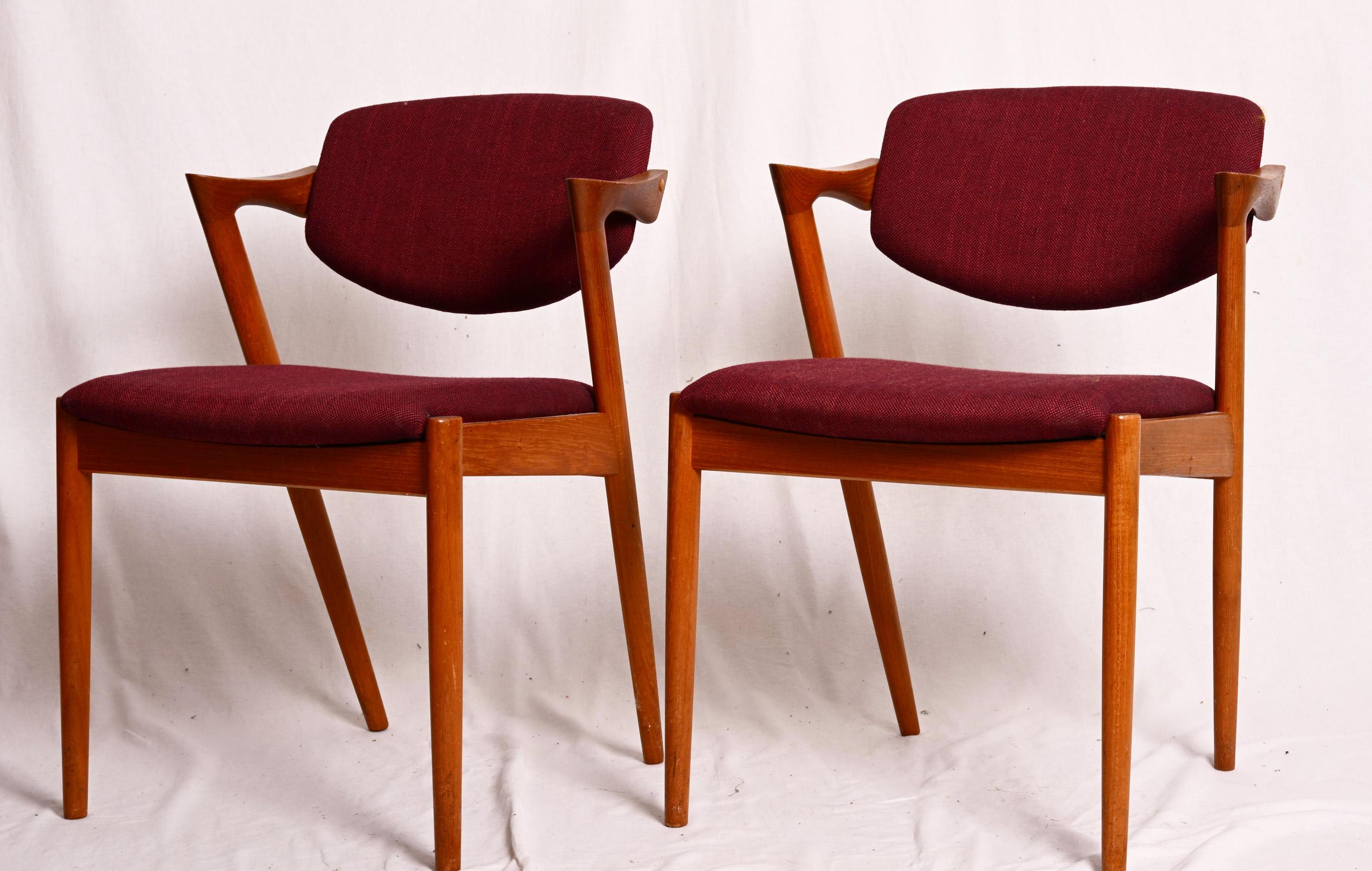 Pareja de sillas de comedor de teca de Kai Kristiansen Modelo 42 en Bueno estado para la venta en Vienna, AT