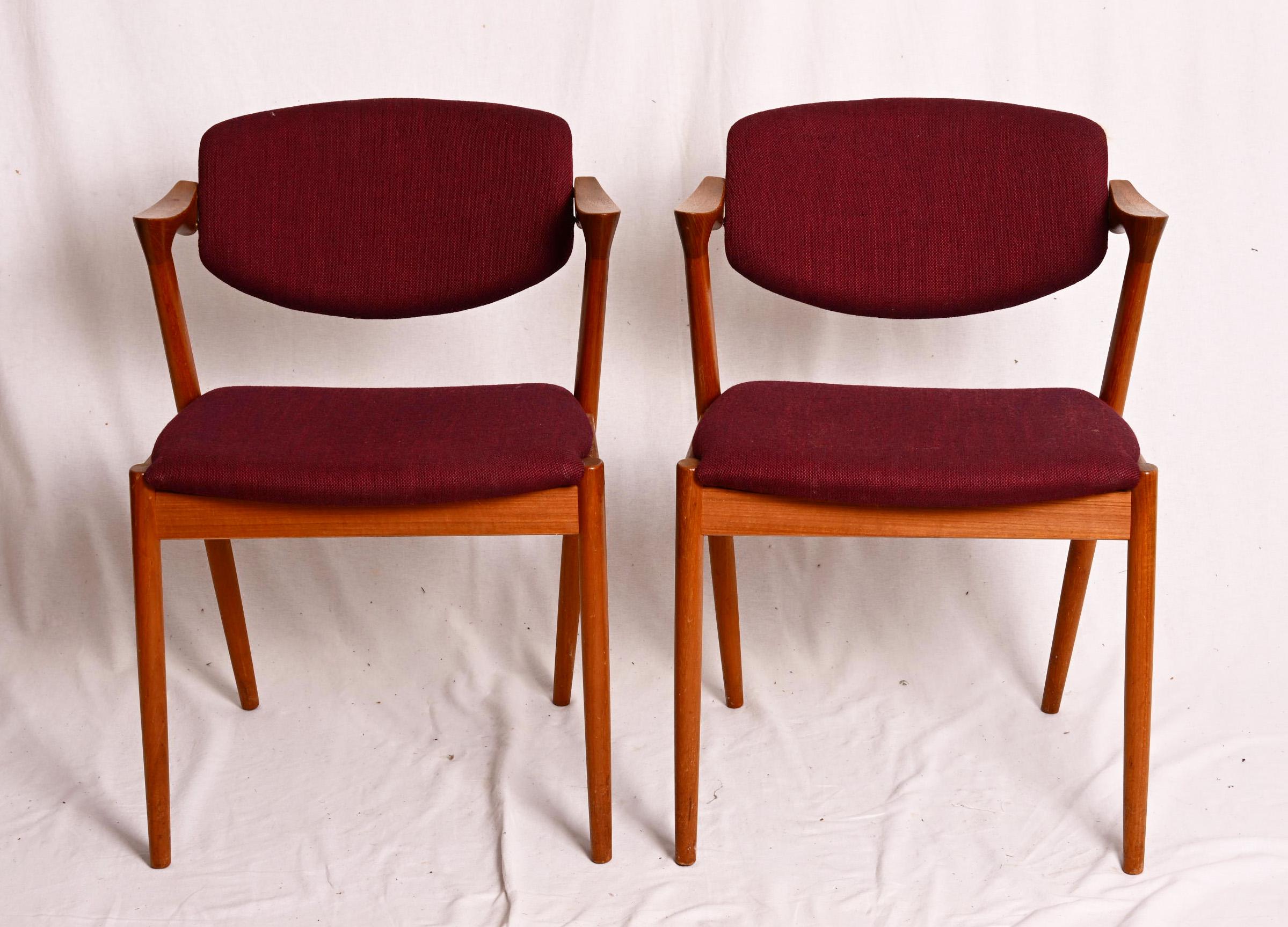 Pareja de sillas de comedor de teca de Kai Kristiansen Modelo 42 mediados del siglo XX en venta