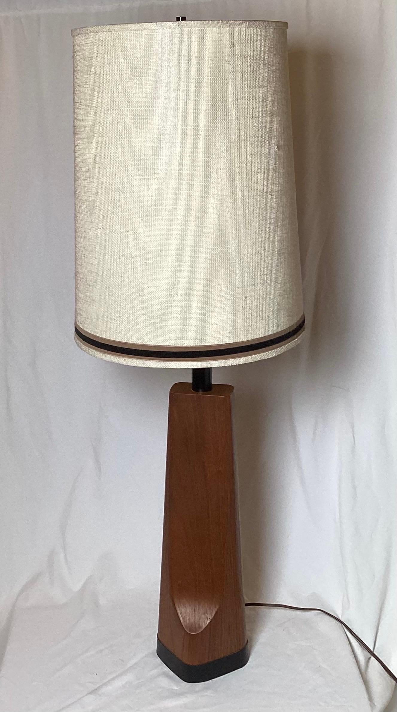 Paire de lampes de table sculpturales en teck stratifié sur métal, conçues par Richard Barr pour Paul McCobb.  Les lampes élégantes aux bases ébonisées illustrées avec les abat-jour de taille et de forme appropriées ne sont pas incluses en raison