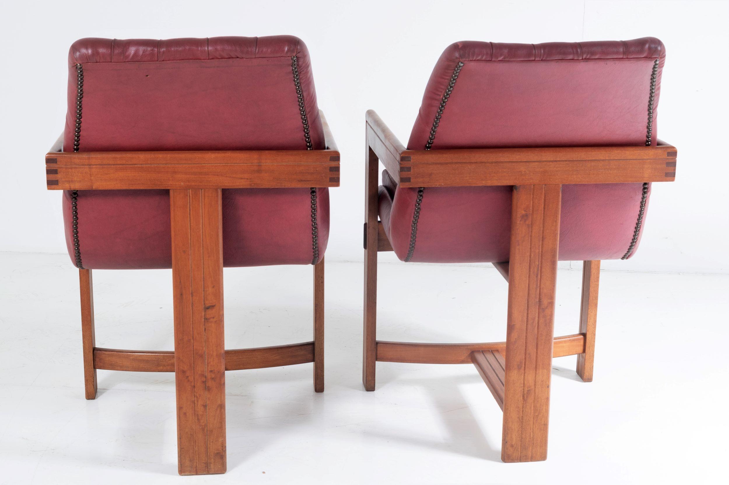 Ein Paar Bibliotheksstudien-Schreibtischstühle aus Teakholz und Leder in der Art von Tobia Scarpa (Chesterfield) im Angebot