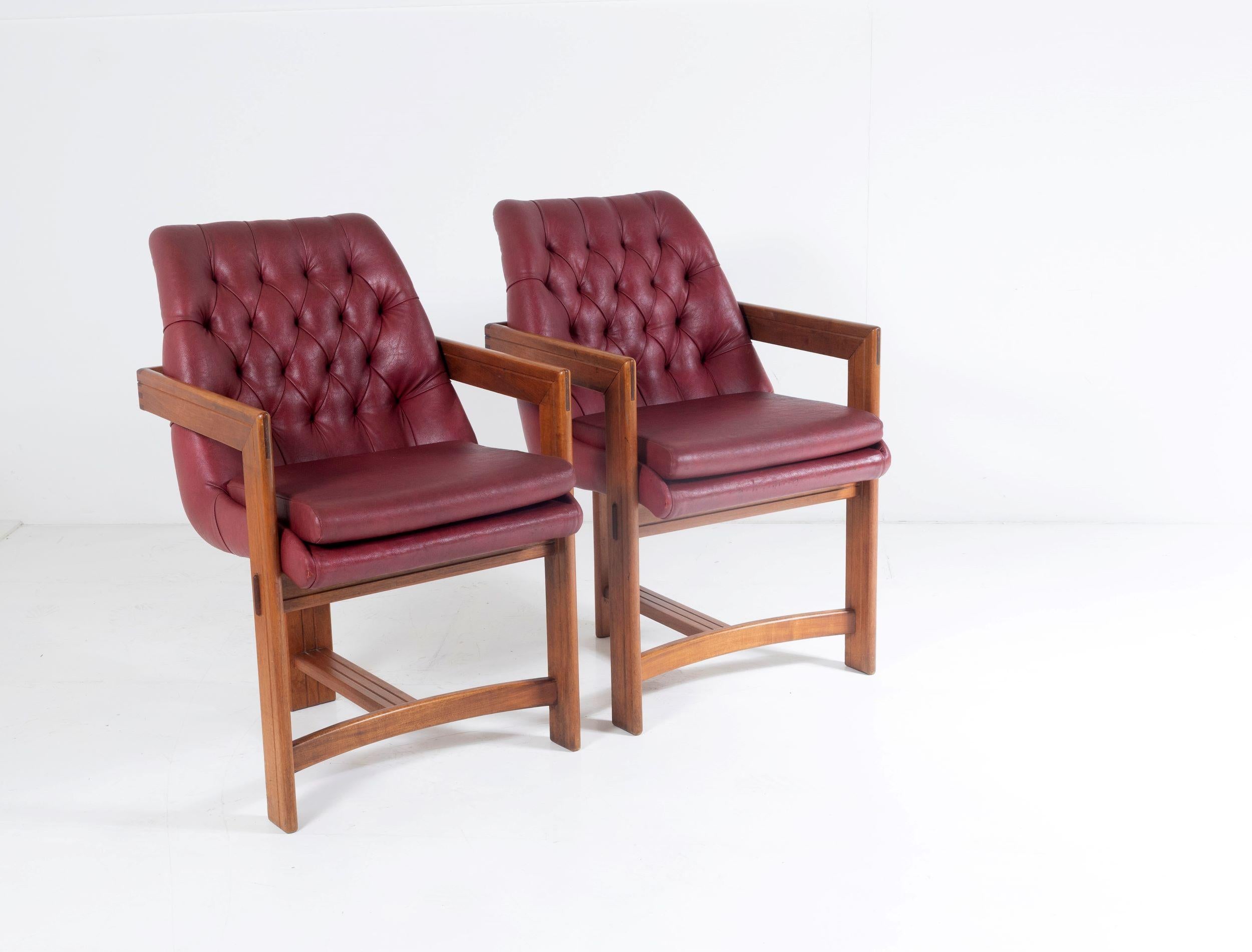 Britannique Paire de chaises de bureau de bibliothèque en cuir de teck à la manière de Tobia Scarpa en vente