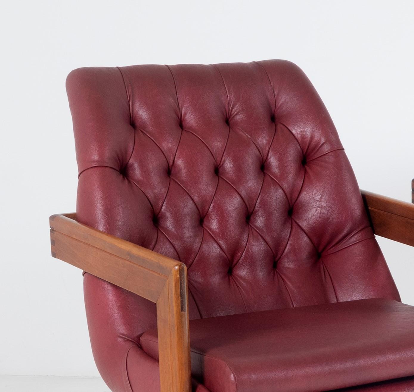 20ième siècle Paire de chaises de bureau de bibliothèque en cuir de teck à la manière de Tobia Scarpa en vente