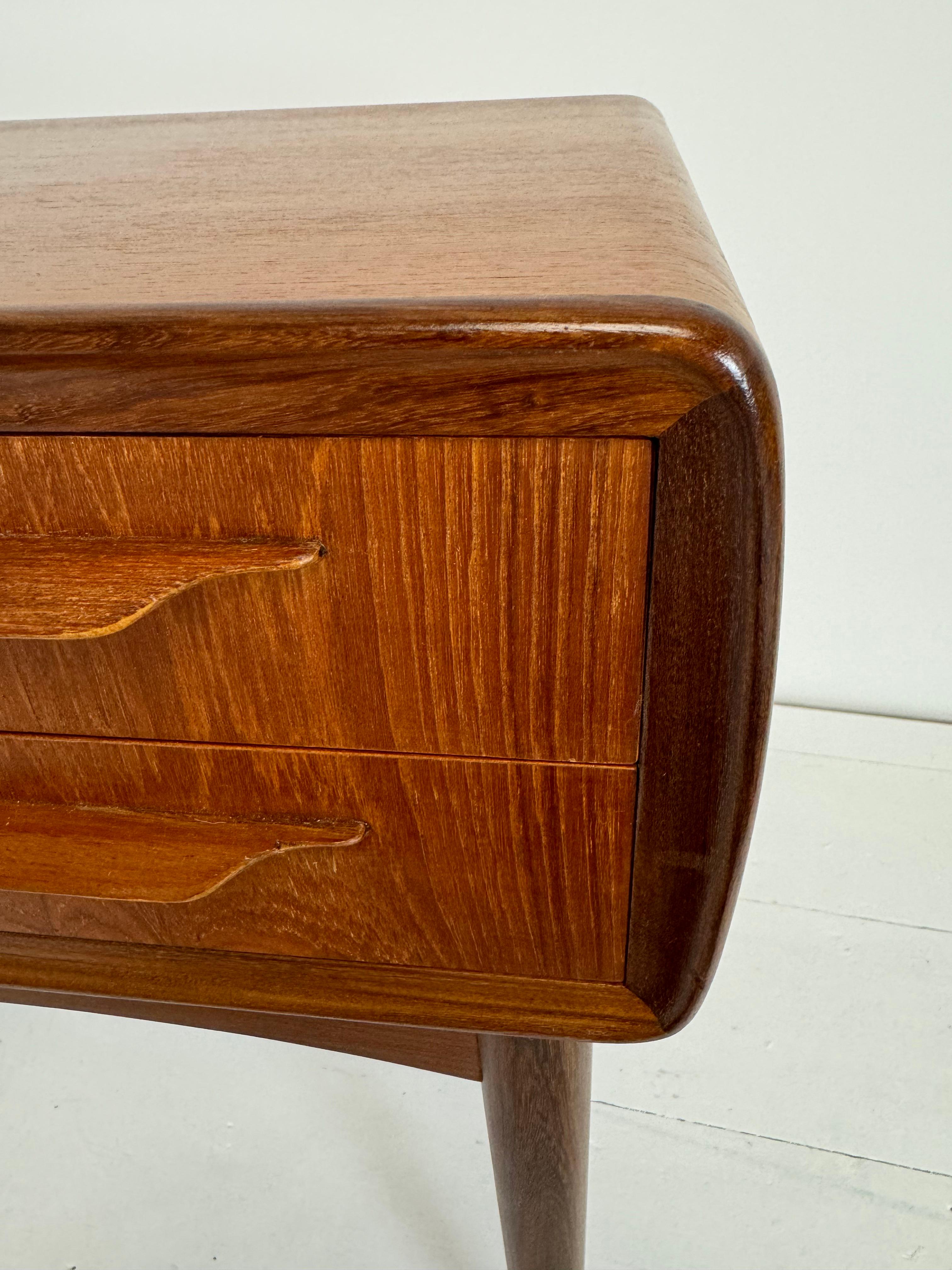 A Pair of Teak Night Stands by Johaness Andersen c.1960's For Sale 4