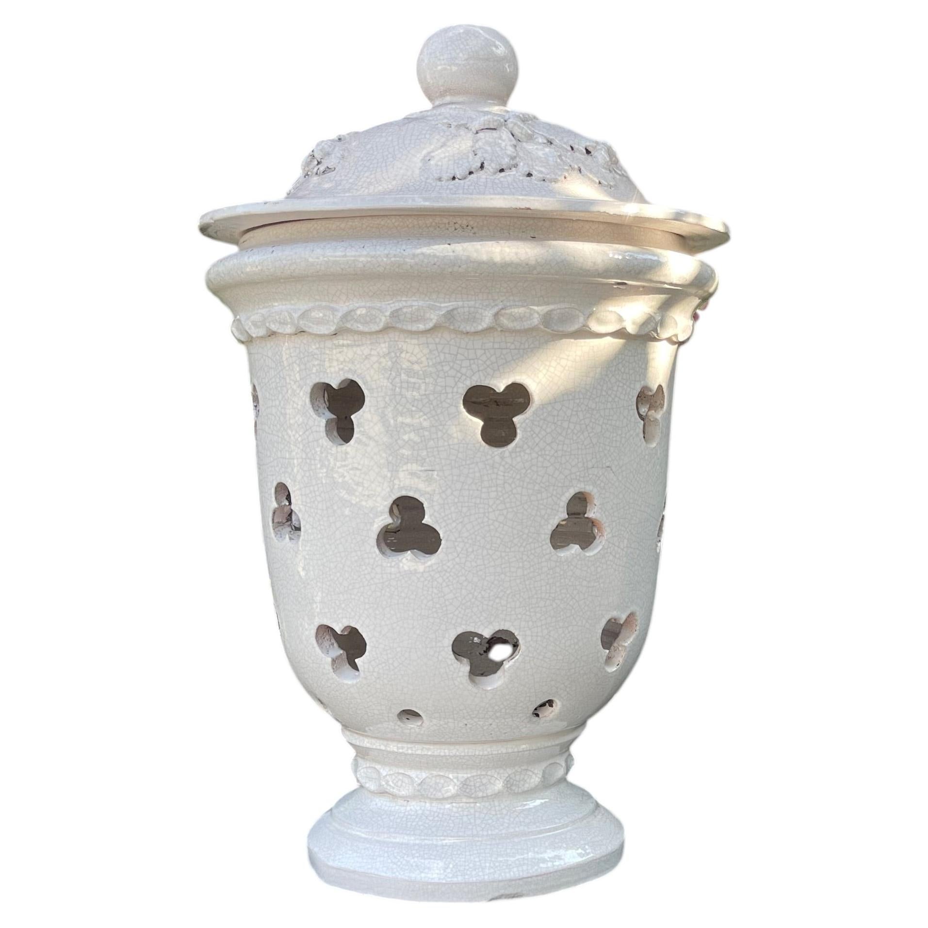 Un par de faroles de jardín franceses de terracota con esmalte blanco y parte superior esférica en venta