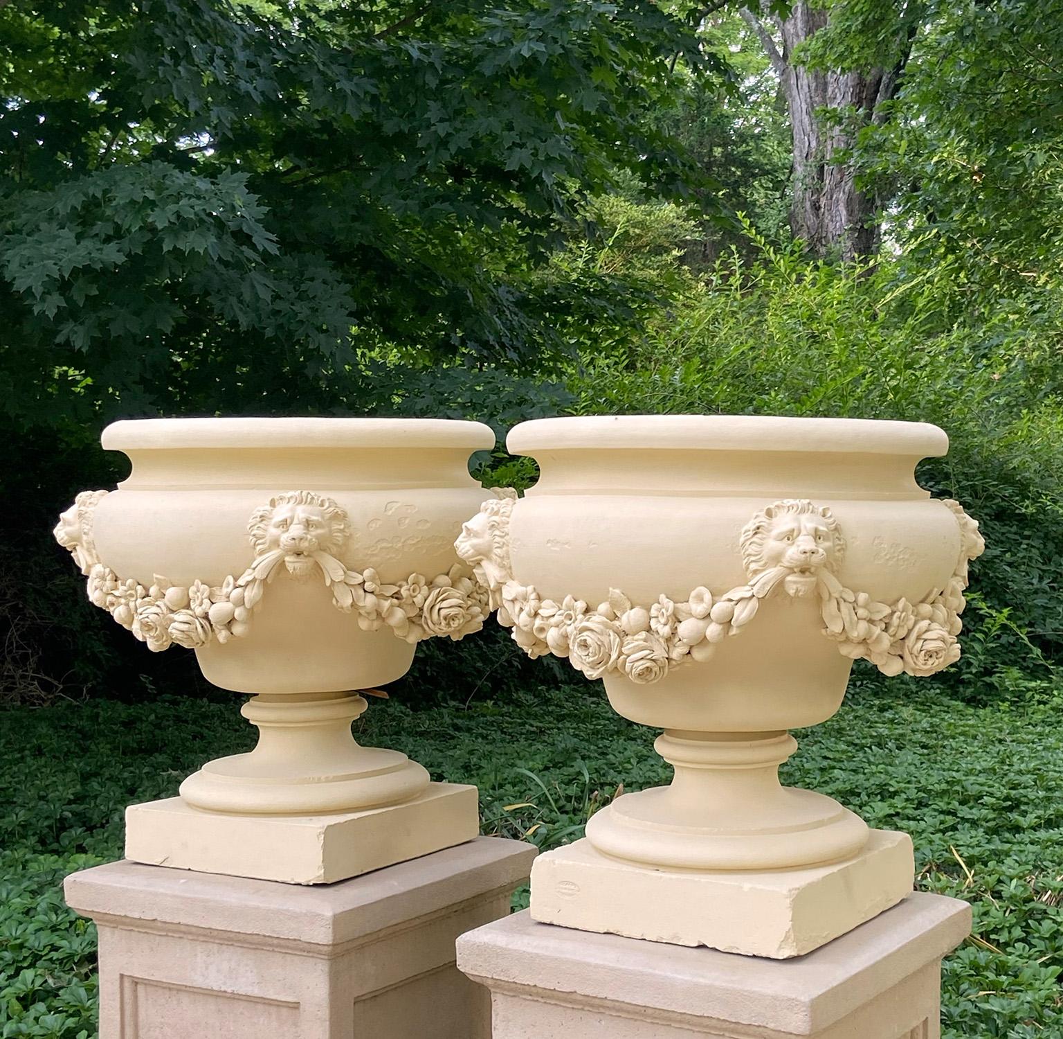 Néoclassique Paire d'urnes en terre cuite avec guirlandes et masques de lion en vente