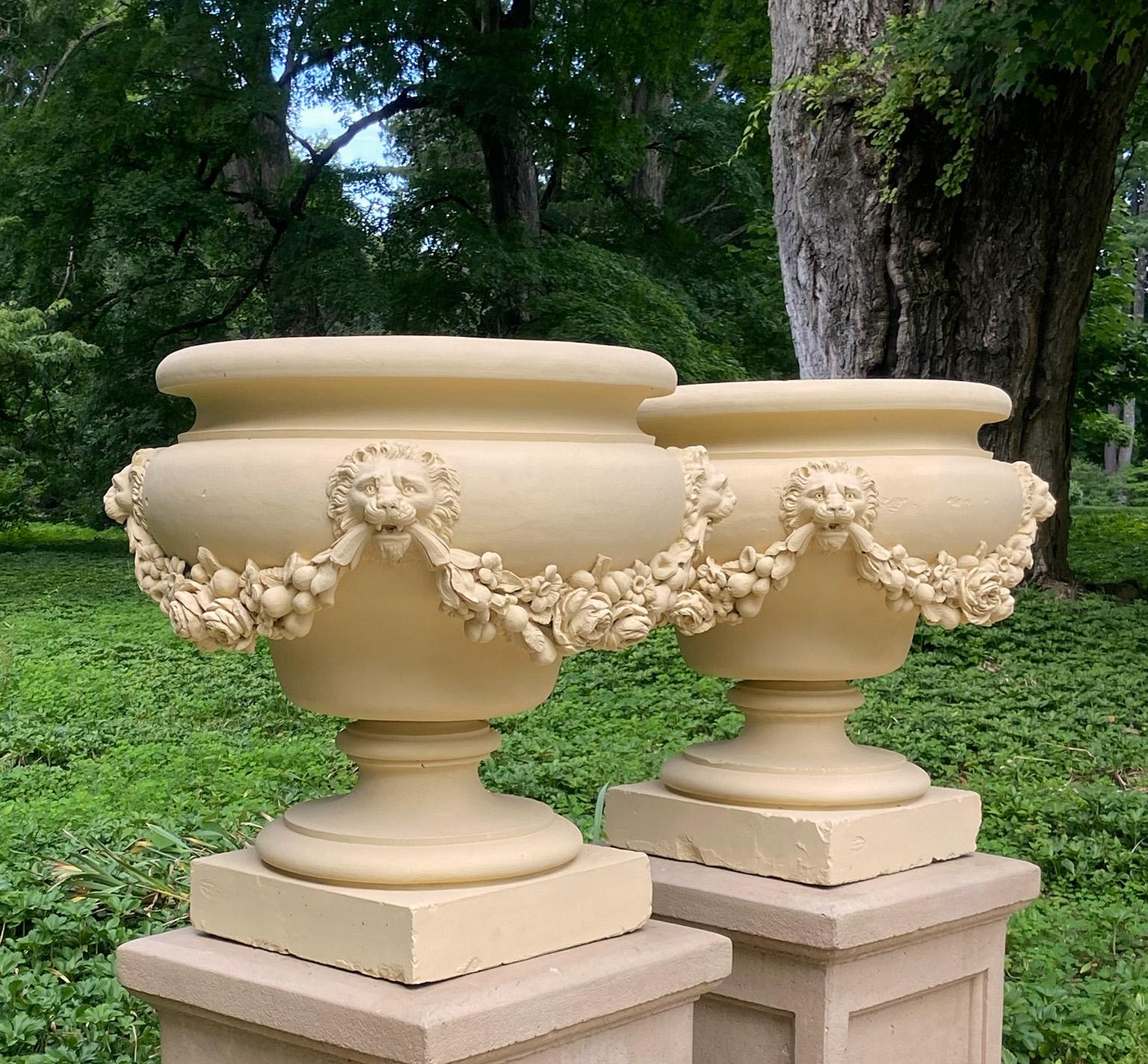 Cuit Paire d'urnes en terre cuite avec guirlandes et masques de lion en vente
