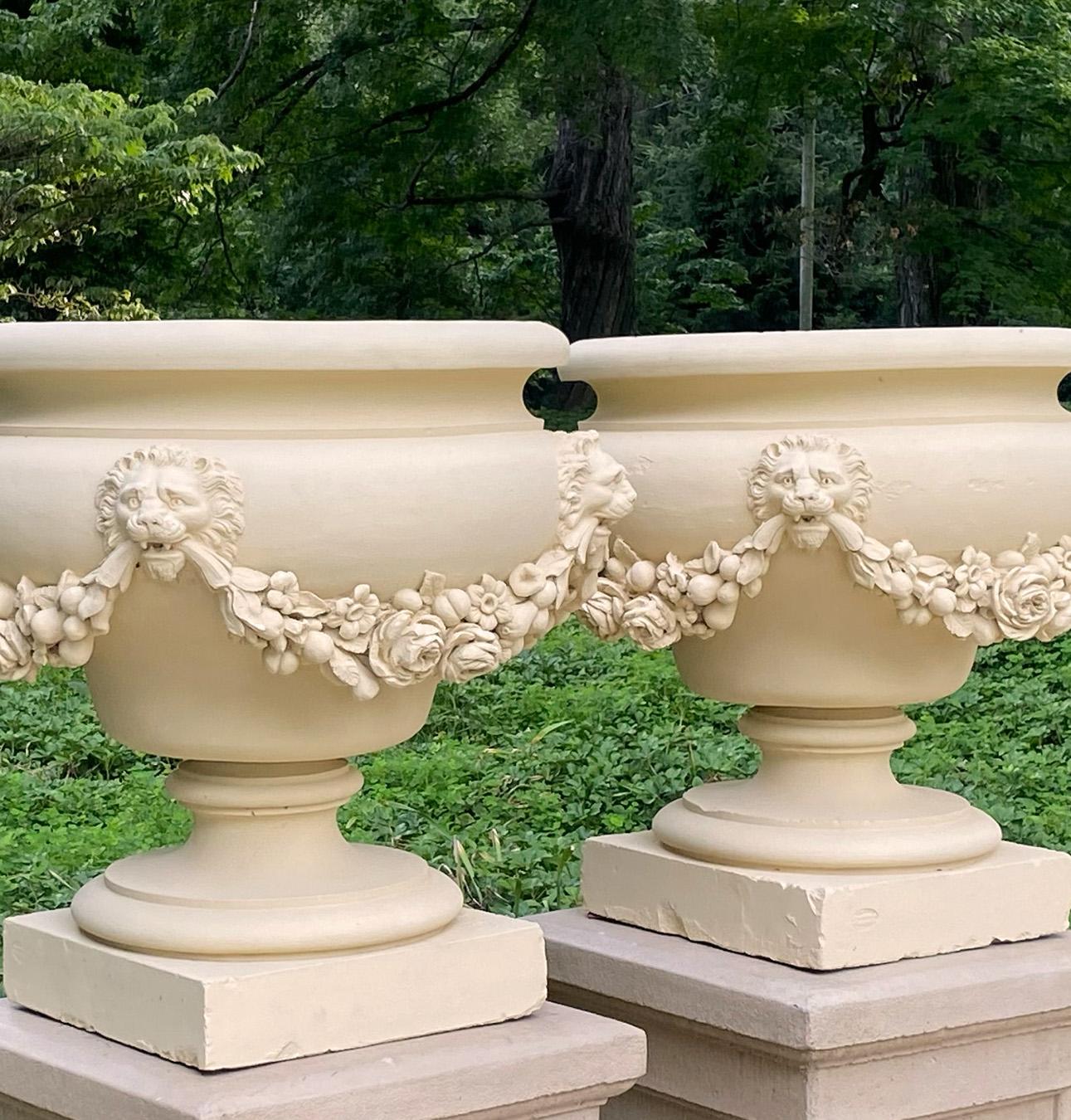 Paire d'urnes en terre cuite avec guirlandes et masques de lion Bon état - En vente à Katonah, NY