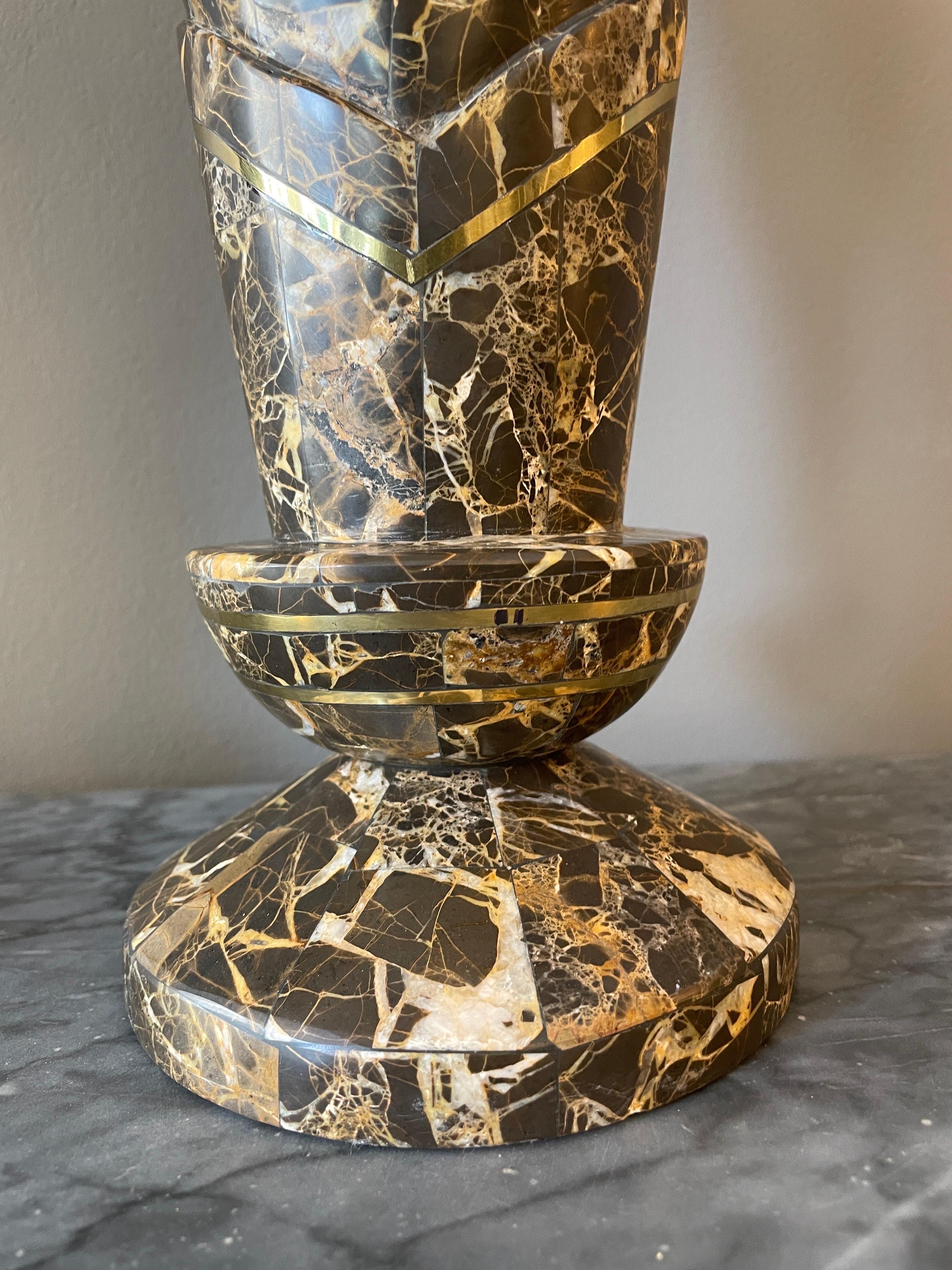 Coppia di vasi in marmo tessellato e ottone in vendita 1