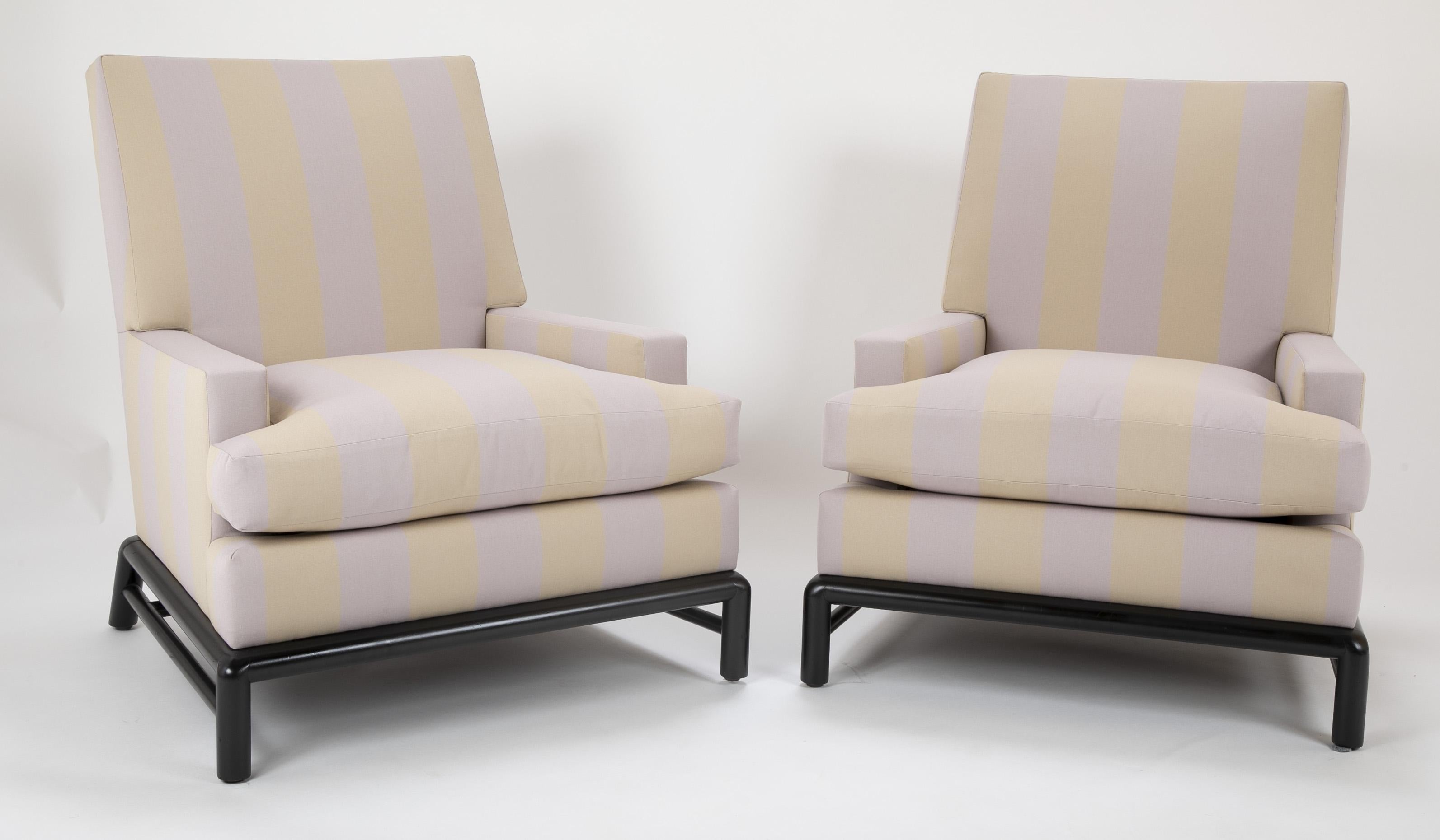 Une paire de chaises conçues par T.H. Robsjohn Gibbings, tapissé de tissu Rogers & Goffigon. Nouvellement rembourré avec un coussin en duvet.