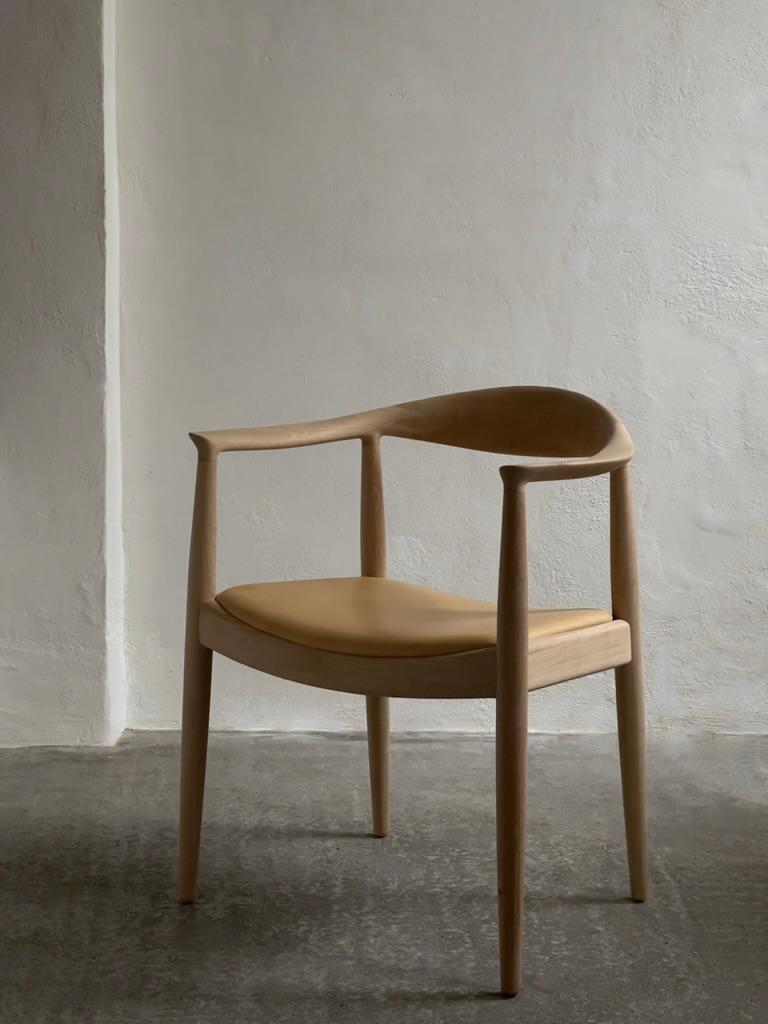 A pair of 'The Chair' by Hans J Wegner (1949) in soap treated oak and leather. In Excellent Condition In København K, 84