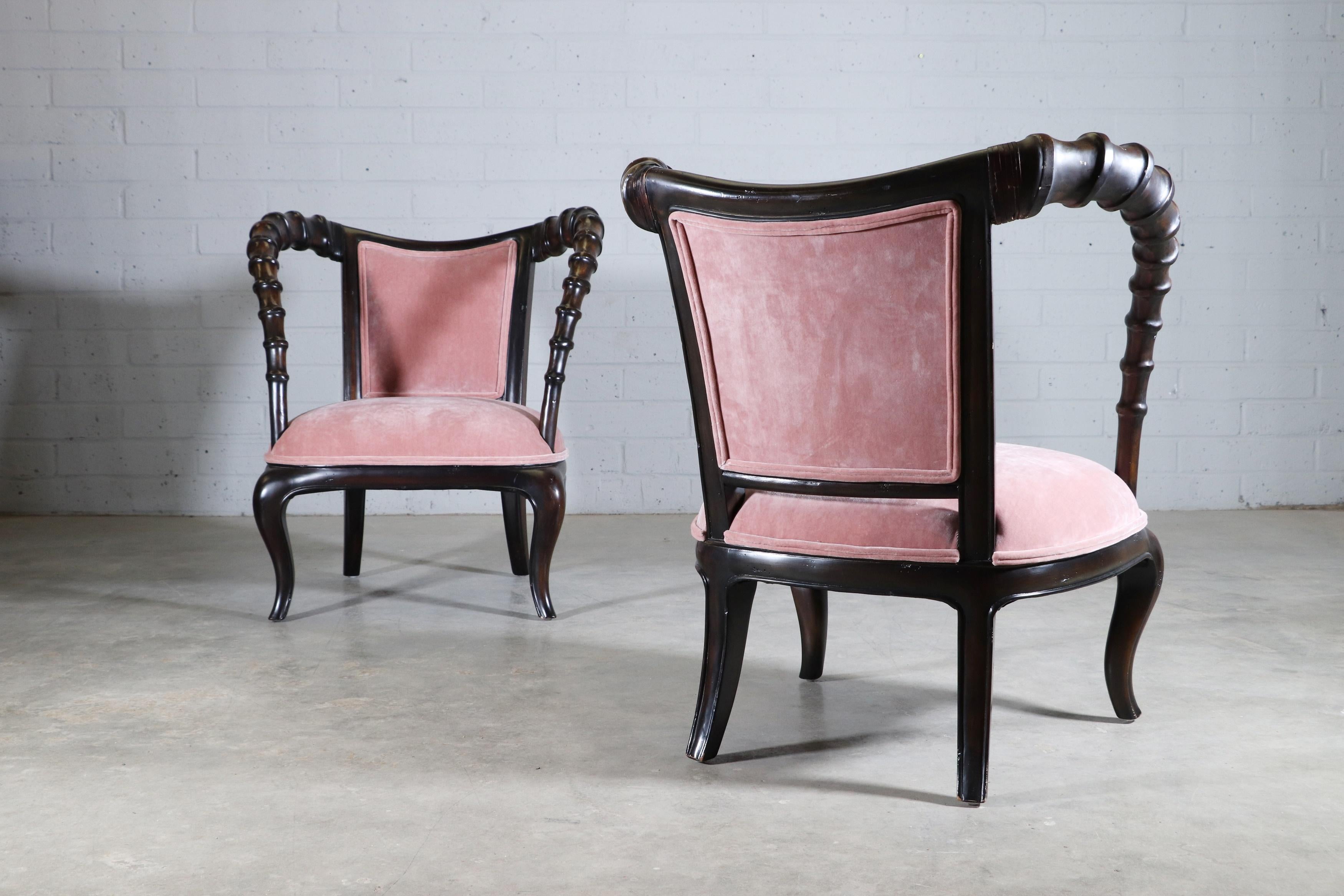 Colonial Revival A pair of Thomasville 'Ernest Hemingway' carved alder armchairs For Sale
