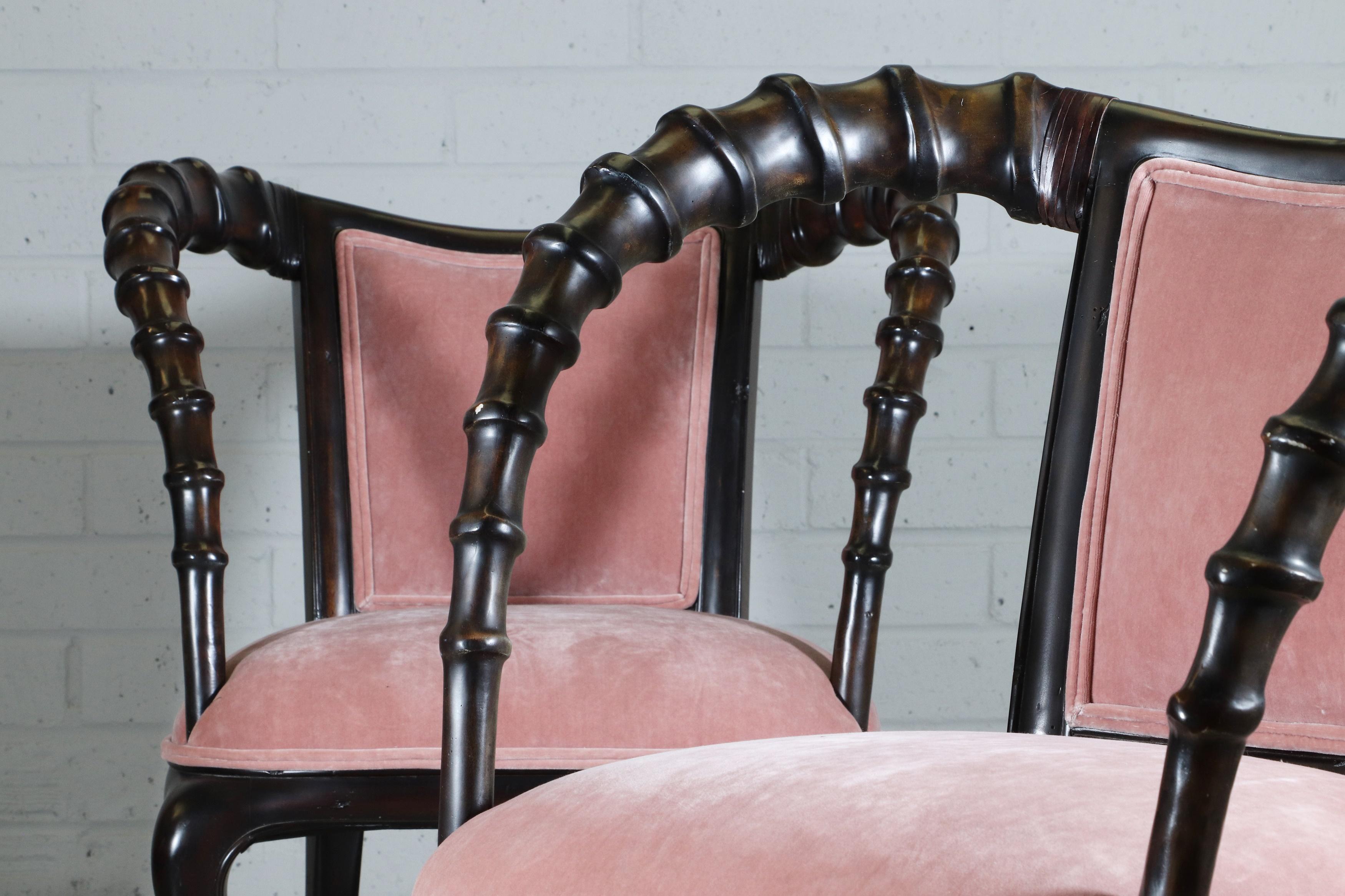 A pair of Thomasville 'Ernest Hemingway' carved alder armchairs In Good Condition For Sale In London, GB