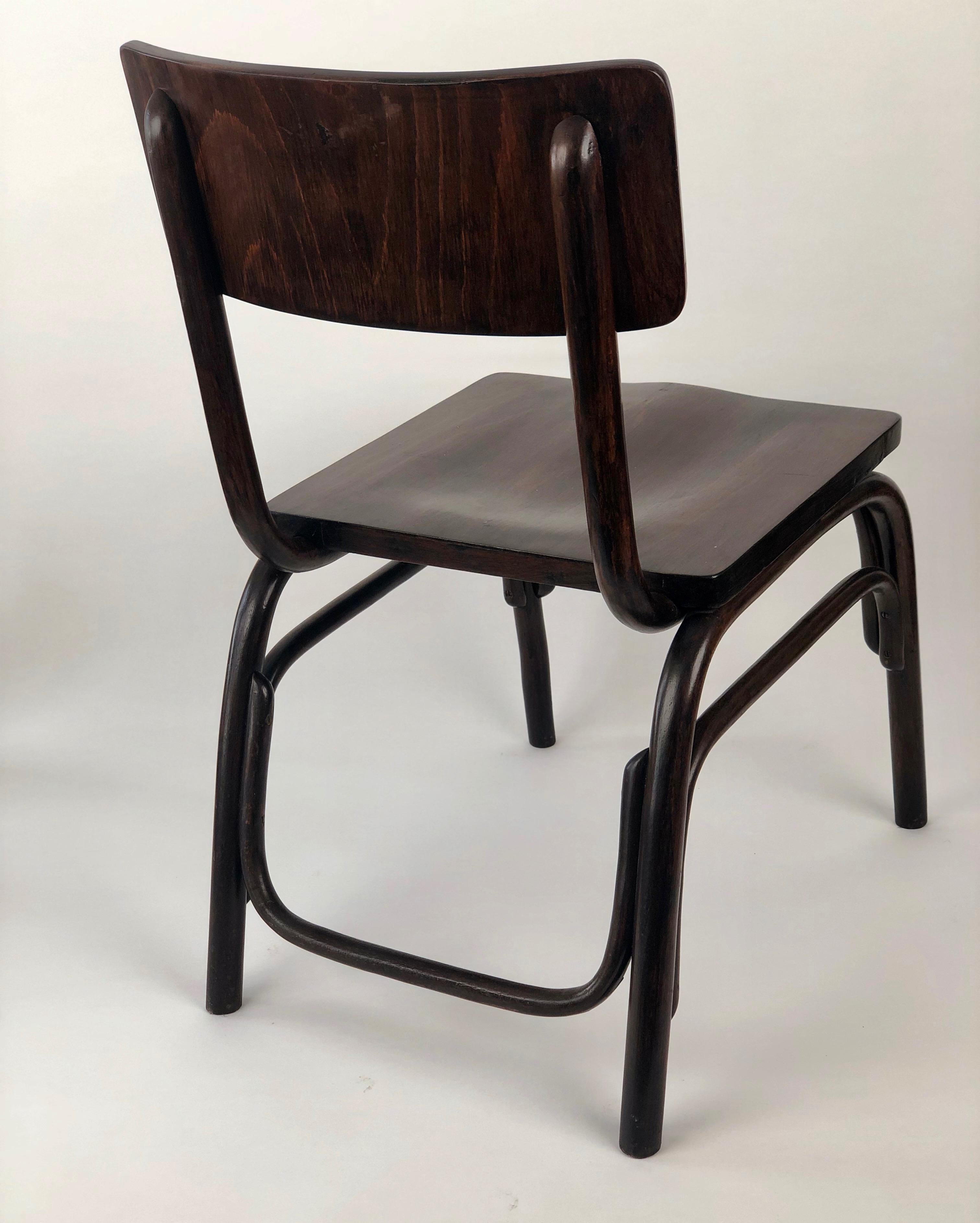 The architect and designer Ferdinand Kramer designed the chair B403 for Thonet in1927. 
Developed during the construction of the New Frankfurt, it was initially used in vocational education.
As opposed to desk chairs and delicate coffee house