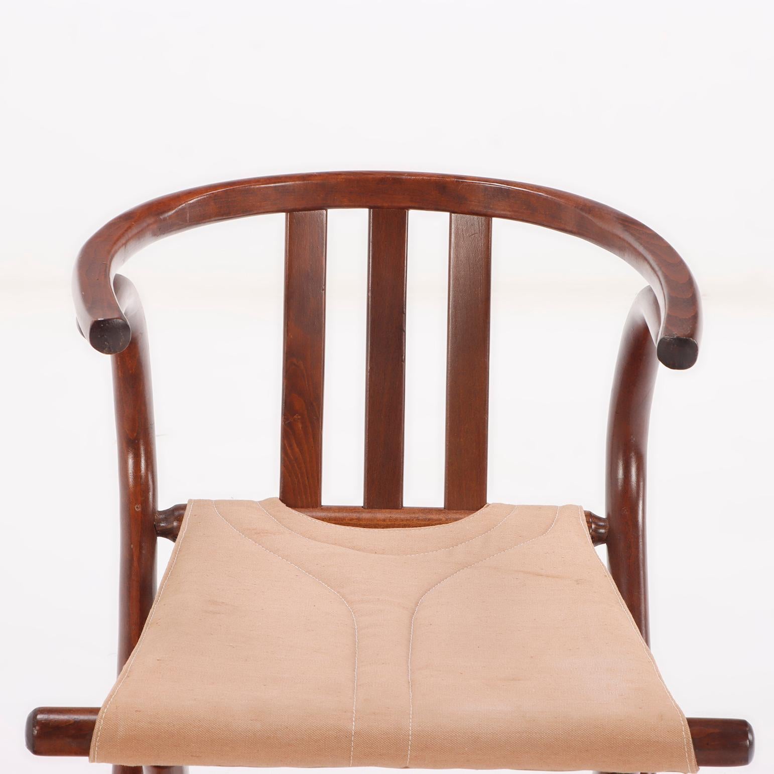 20th Century A pair of Thonet style folding sling chairs having downswept arms For Sale