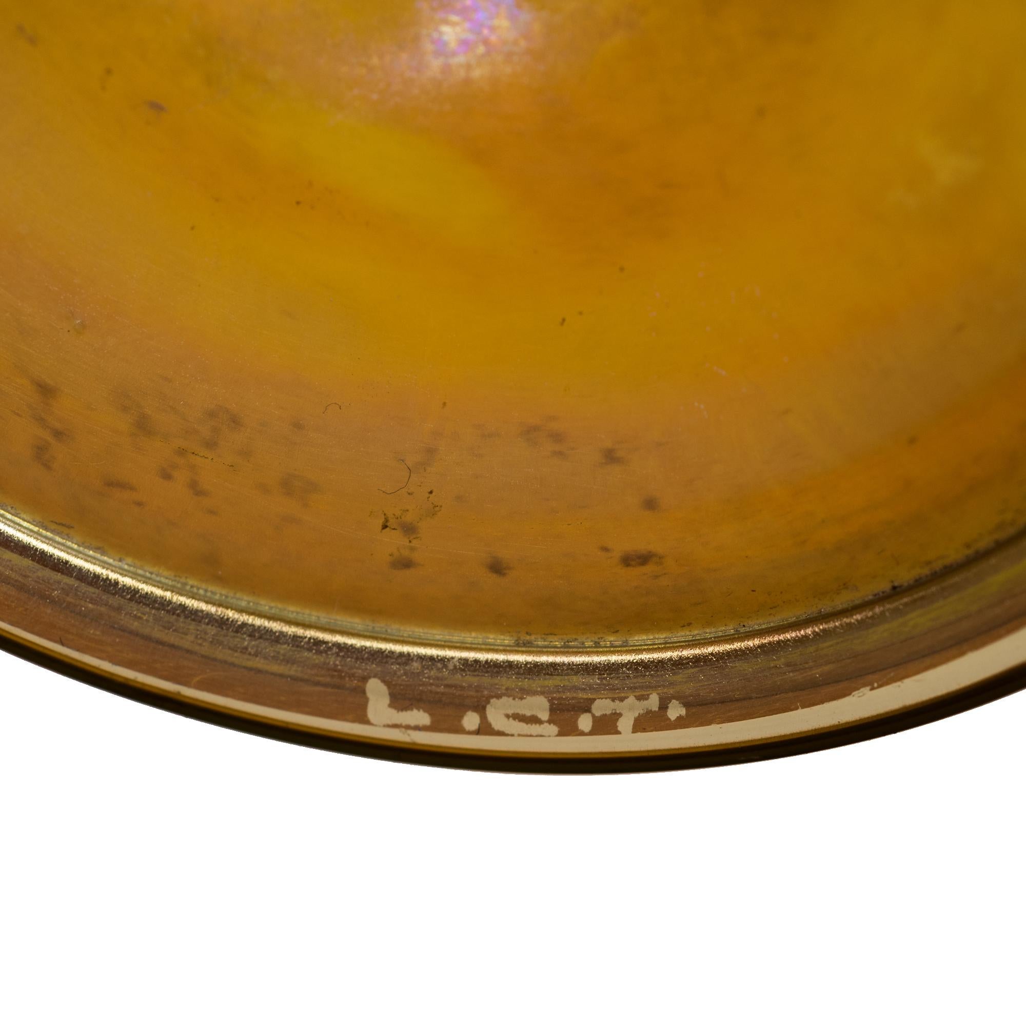 Coppia di sorbetti in vetro Favrile oro di Tiffany Studios,
circa 1910
ciascuna con l'iscrizione L.C.T.
Dimensioni:
Altezza 3 3/8 in. (8,57 cm)
Diametro alla sommità 3 9/16 pollici (9,04 cm)
Diametro alla base 2 5/8
