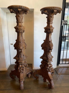 Coppia di piedistalli per torciere in legno in stile barocco, fine XX secolo