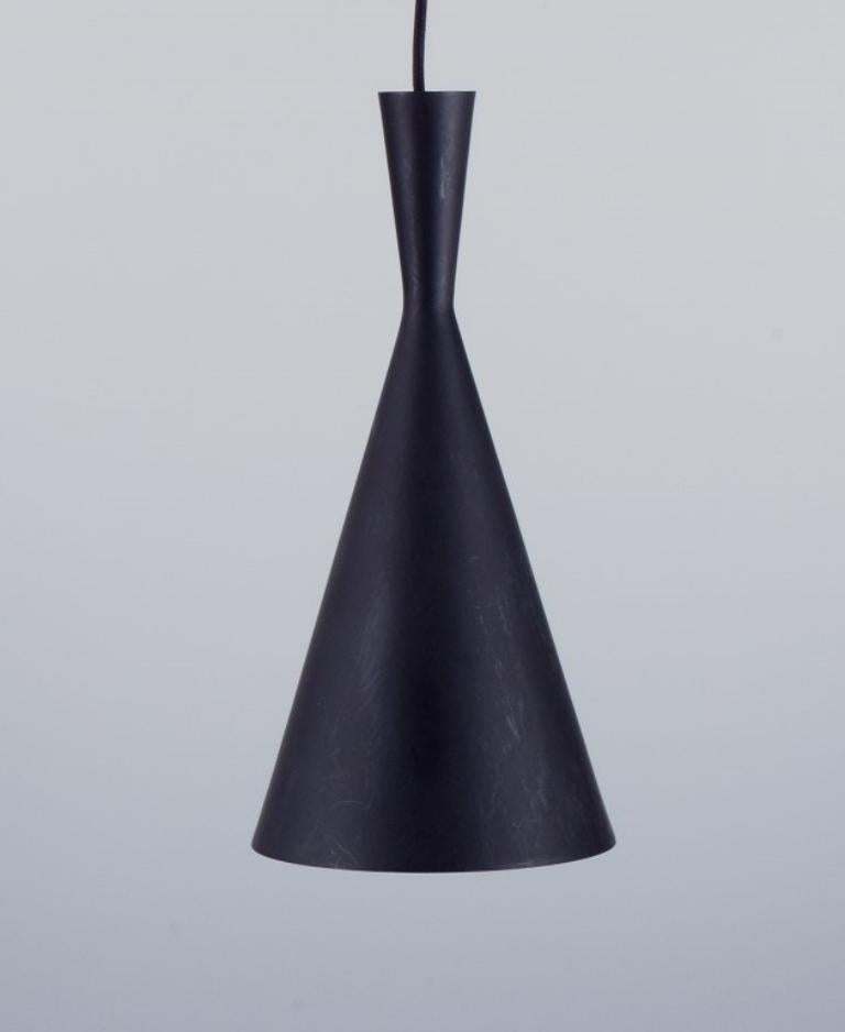 Coppia di pendenti Beat Light Tall di Tom Dixon, realizzati in metallo martellato rivestito in lega opaca.
Progettato nel 2006.
In ottime condizioni con un utilizzo minimo.
Dimensioni: Altezza 39 cm x Diametro 19,0 cm.