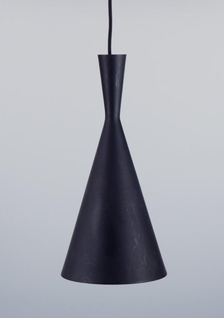 Britannico Una coppia di pendenti Beat Light Tall di Tom Dixon, realizzati in metallo martellato. in vendita