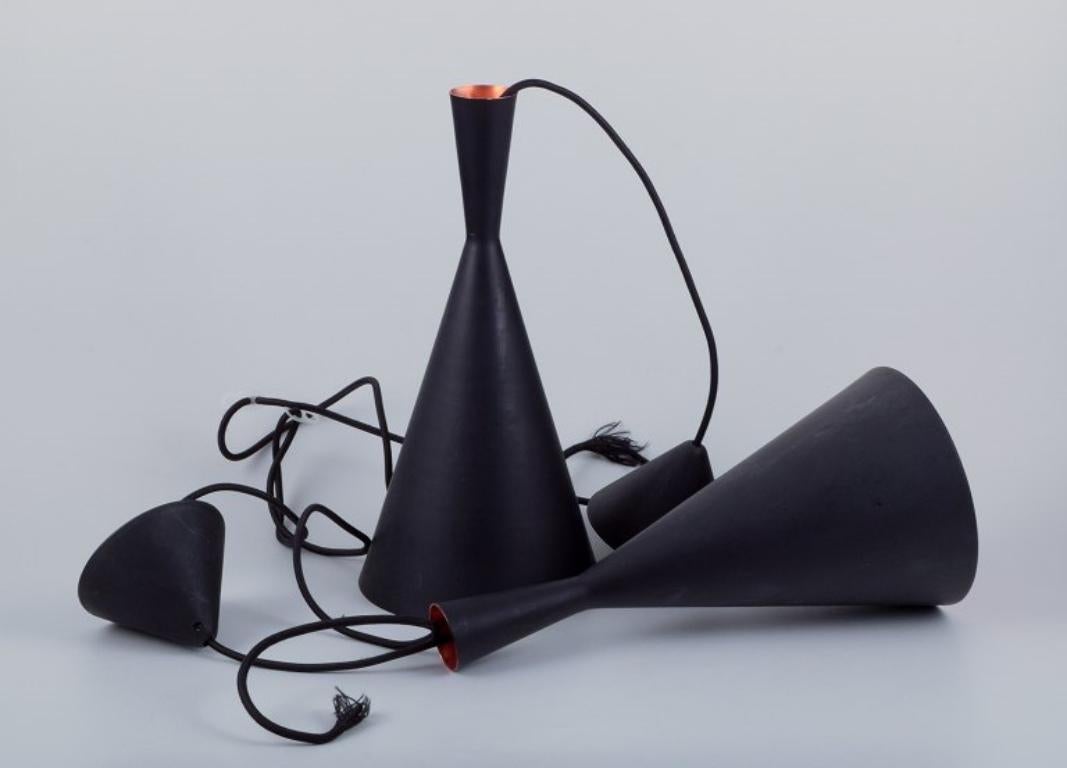 Una coppia di pendenti Beat Light Tall di Tom Dixon, realizzati in metallo martellato. In condizioni buone in vendita a København, Copenhagen