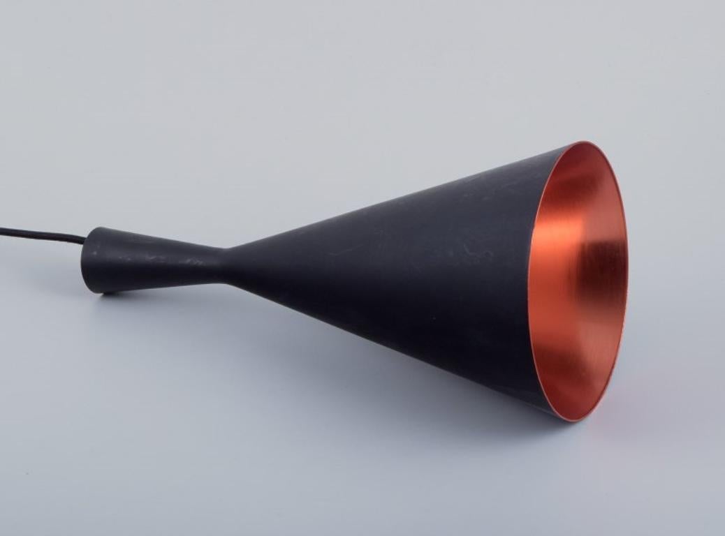XXI secolo e contemporaneo Una coppia di pendenti Beat Light Tall di Tom Dixon, realizzati in metallo martellato. in vendita