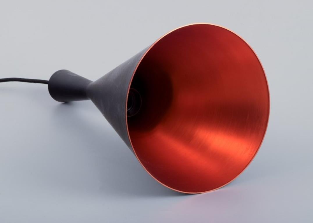 Metallo Una coppia di pendenti Beat Light Tall di Tom Dixon, realizzati in metallo martellato. in vendita