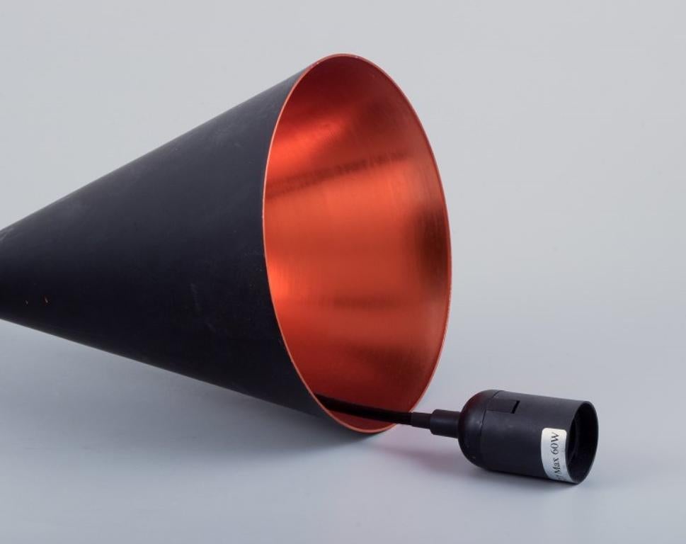 Una coppia di pendenti Beat Light Tall di Tom Dixon, realizzati in metallo martellato. in vendita 1