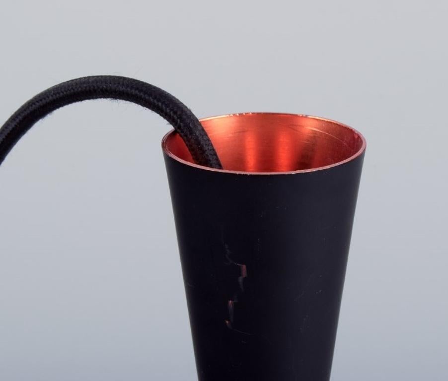 Una coppia di pendenti Beat Light Tall di Tom Dixon, realizzati in metallo martellato. in vendita 2