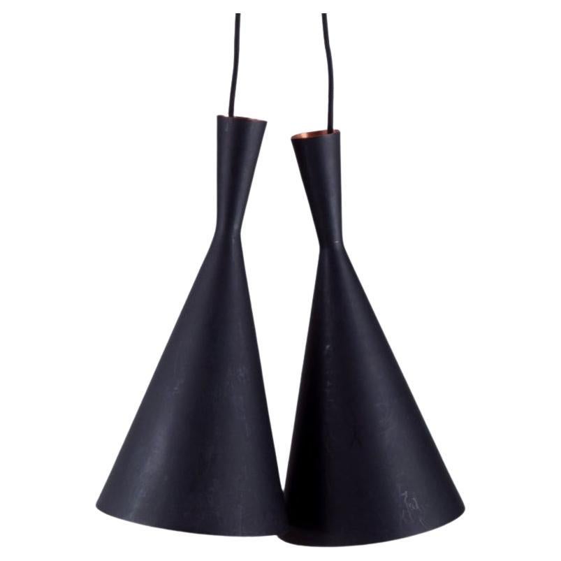 Una coppia di pendenti Beat Light Tall di Tom Dixon, realizzati in metallo martellato.