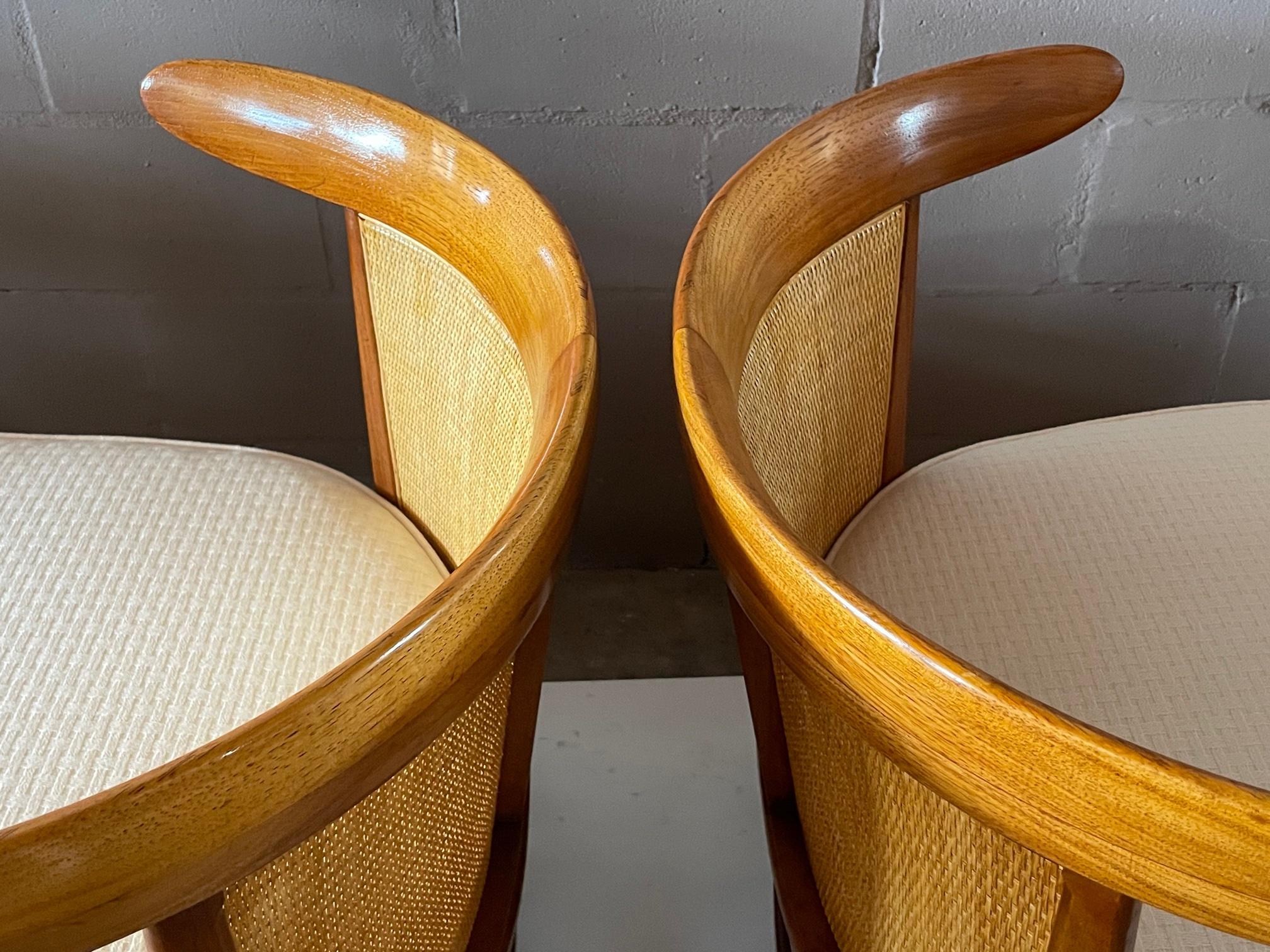 Paar Tomlinson „Sophisticate“ Sessel ohne Armlehne im Angebot 8