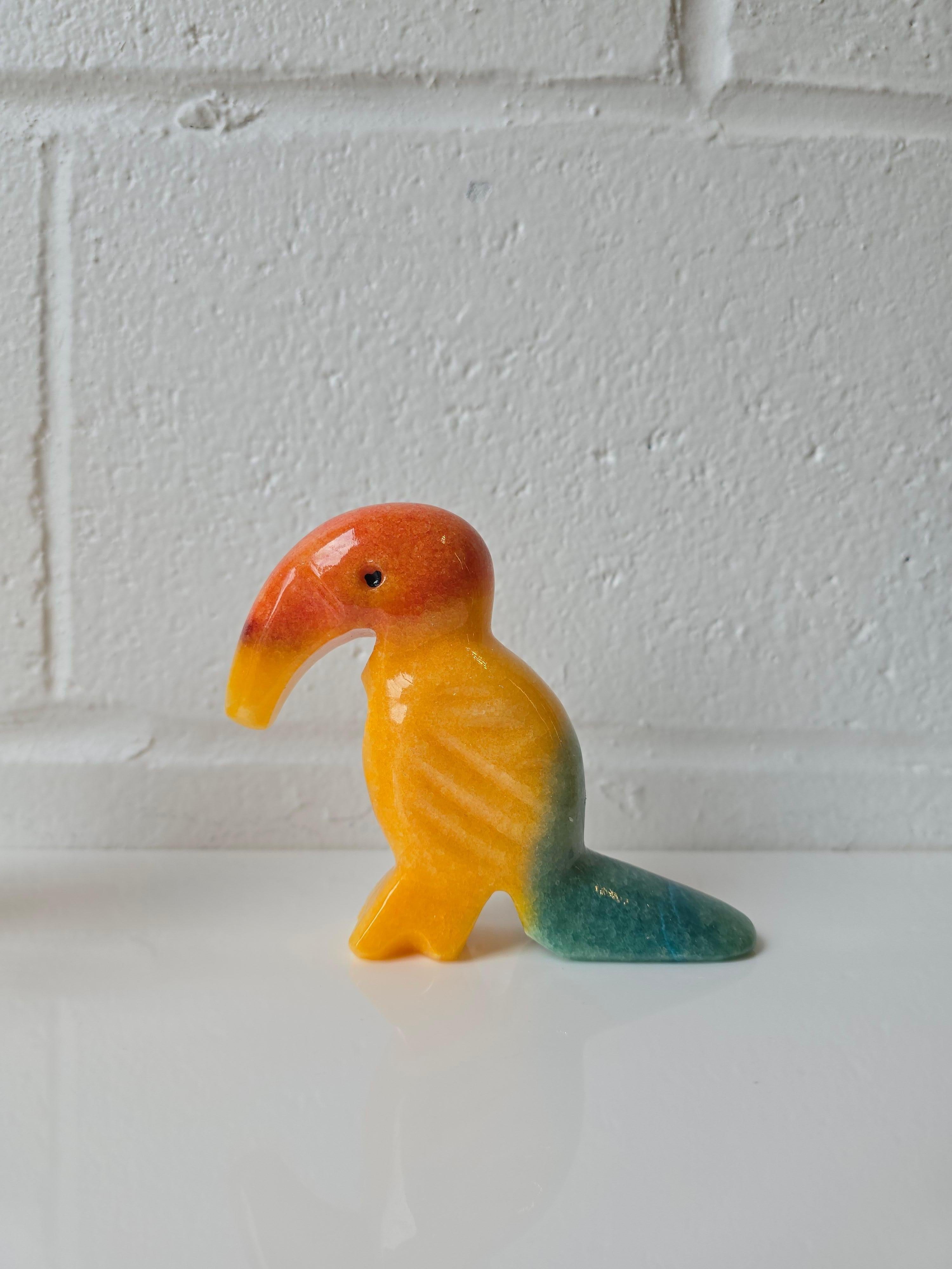 Ein Paar Tukan Papagei Vogel Hand geschnitzt Farbe gefärbt Onyx Stein Tierfigur im Angebot 1