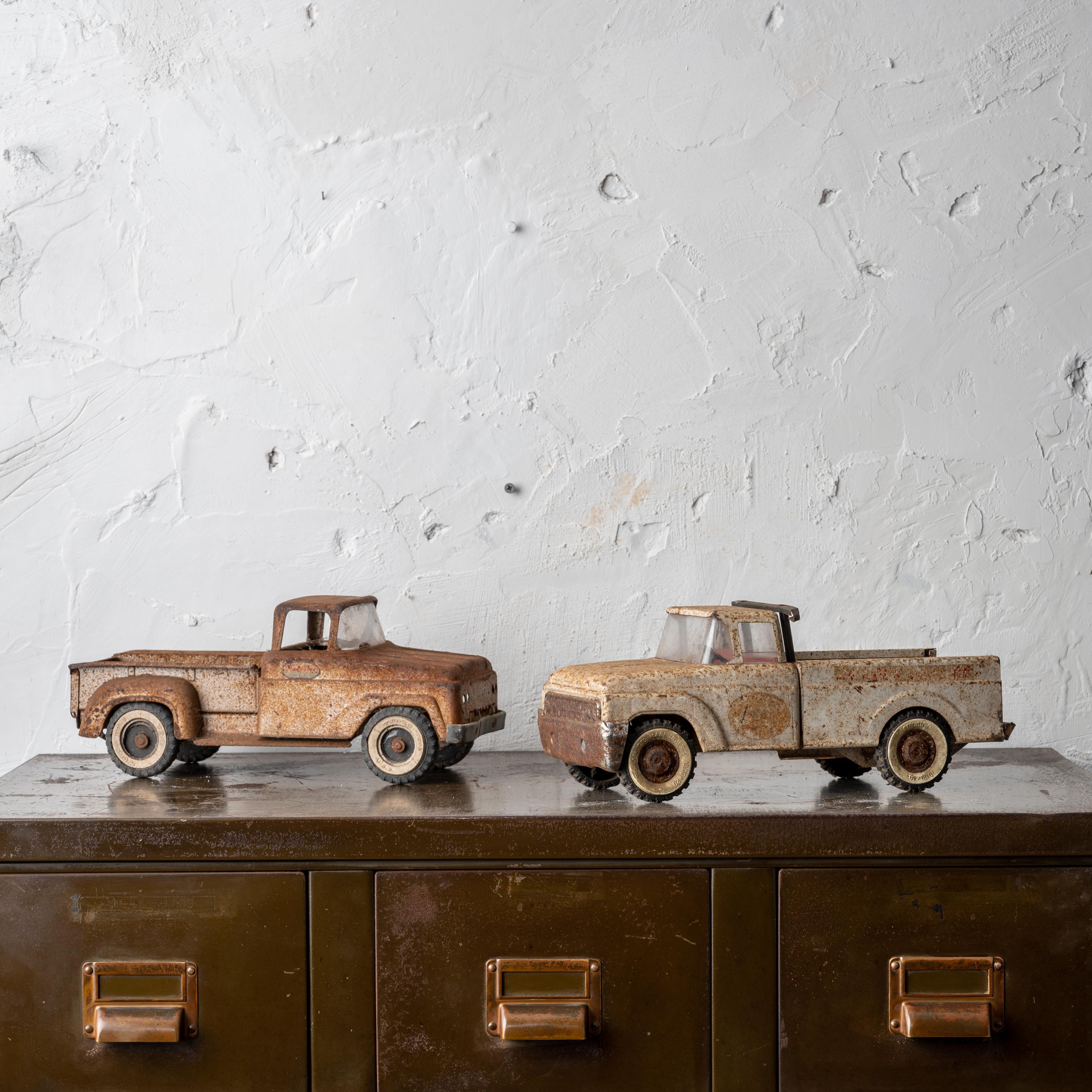 Paire de camionnettes jouets, années 1950-60 État moyen - En vente à Savannah, GA