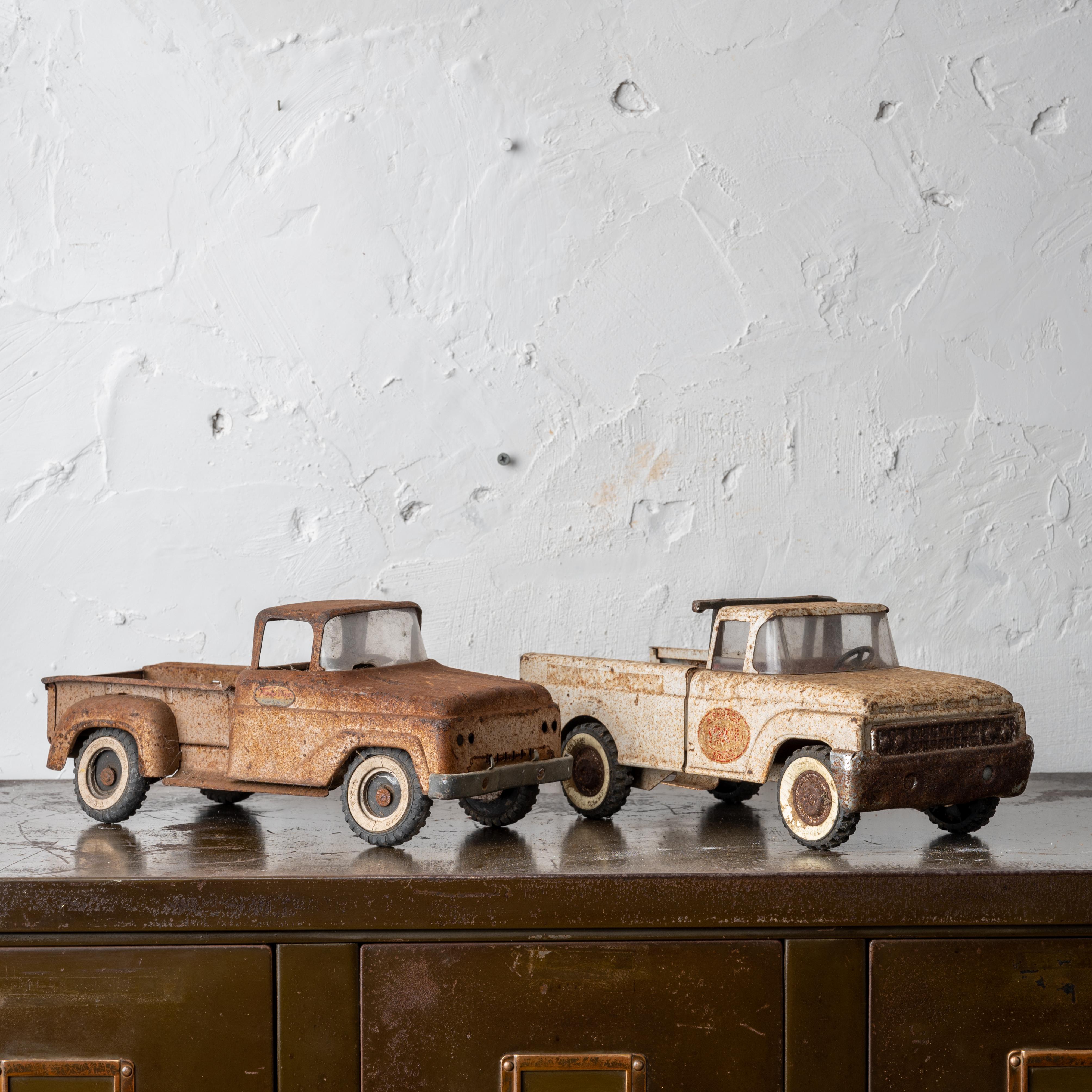 20ième siècle Paire de camionnettes jouets, années 1950-60 en vente