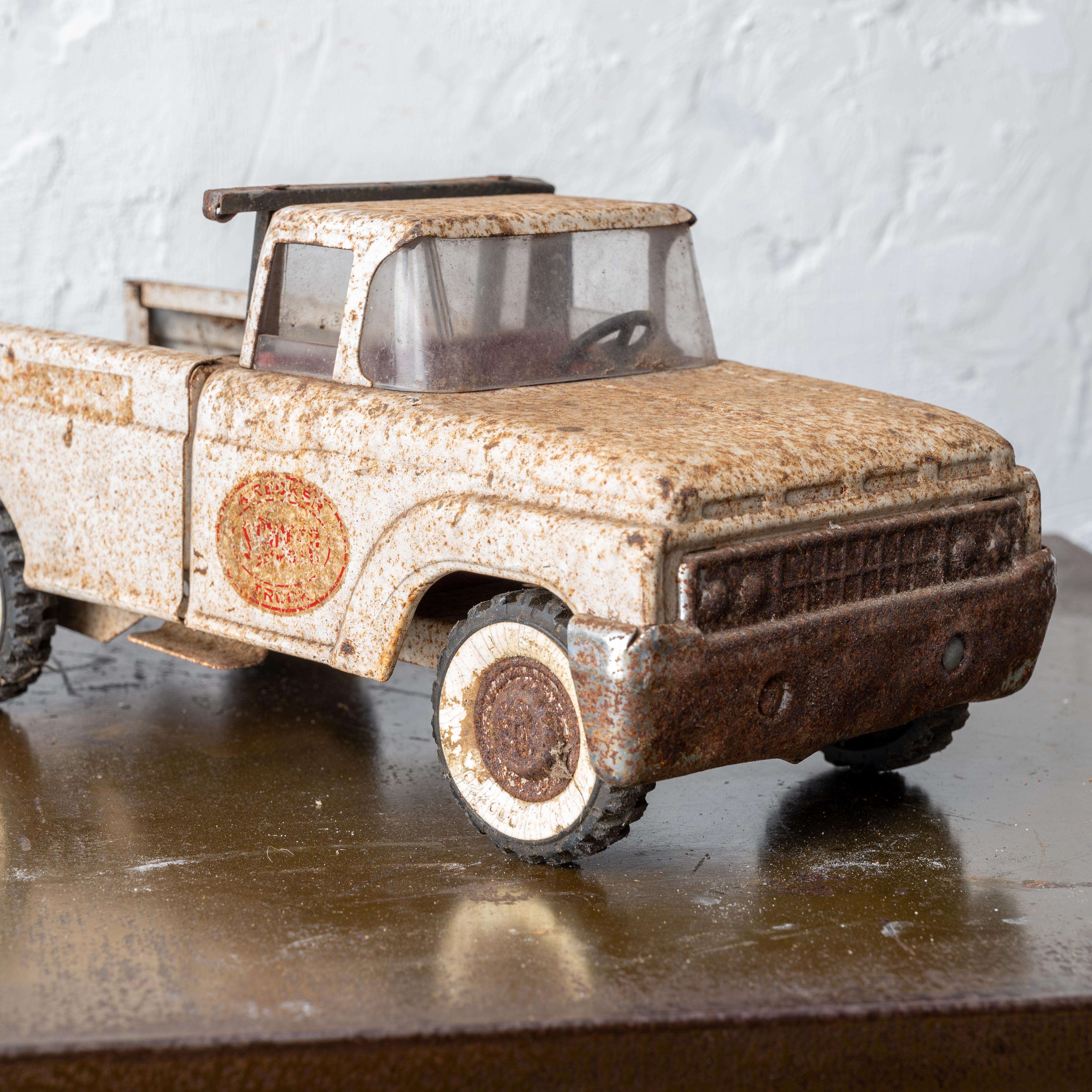 Paire de camionnettes jouets, années 1950-60 en vente 1