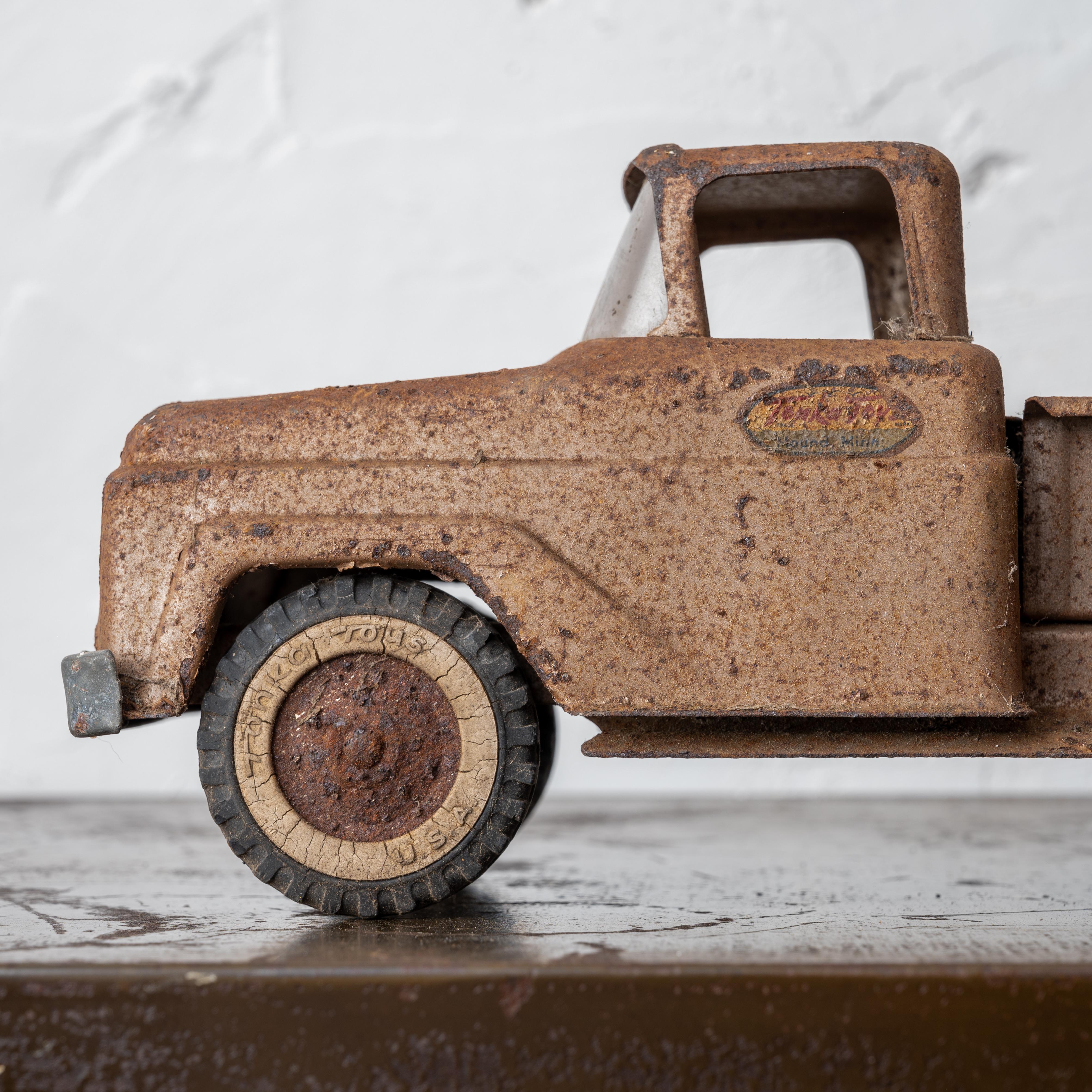 Paire de camionnettes jouets, années 1950-60 en vente 2