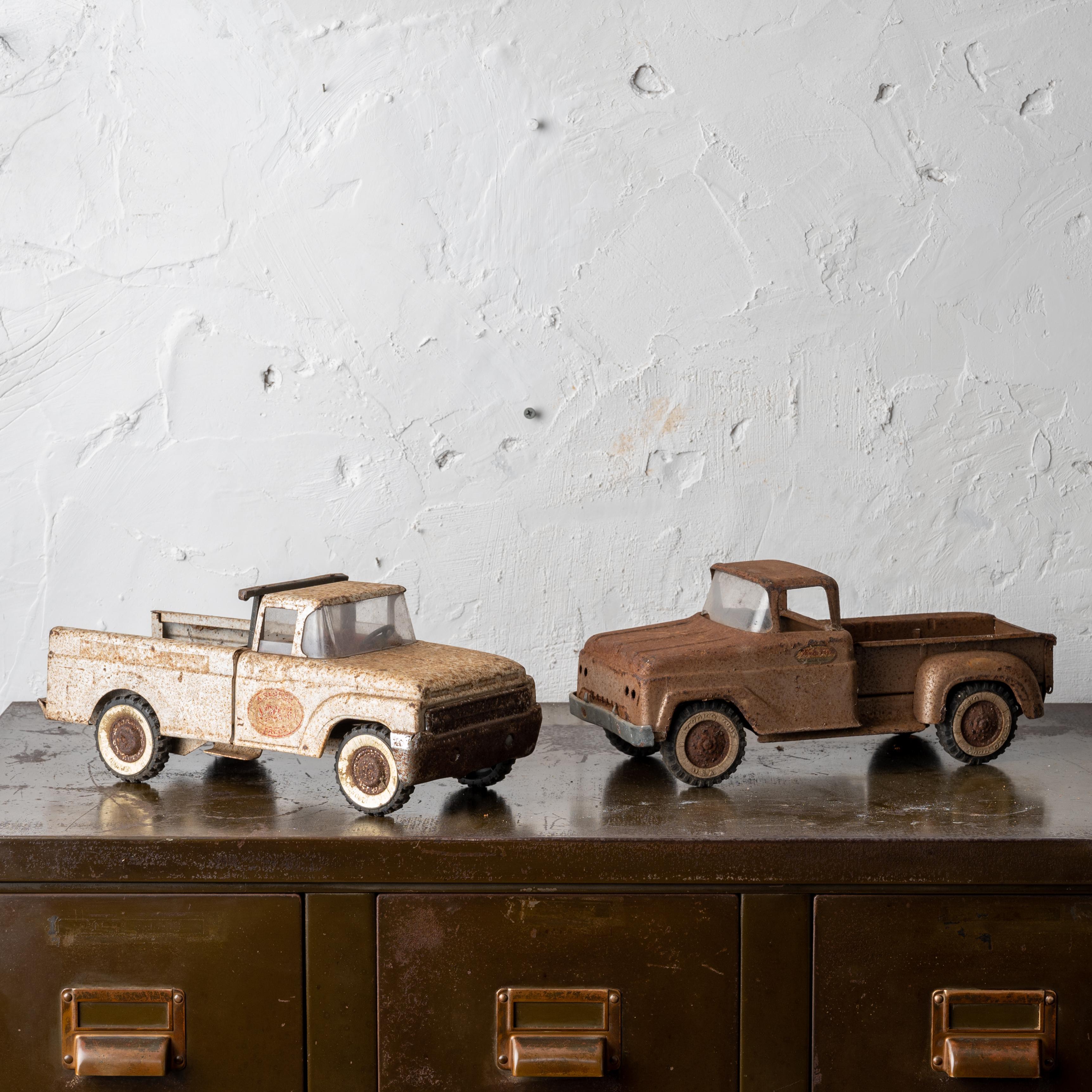 Paire de camionnettes jouets, années 1950-60 en vente 3