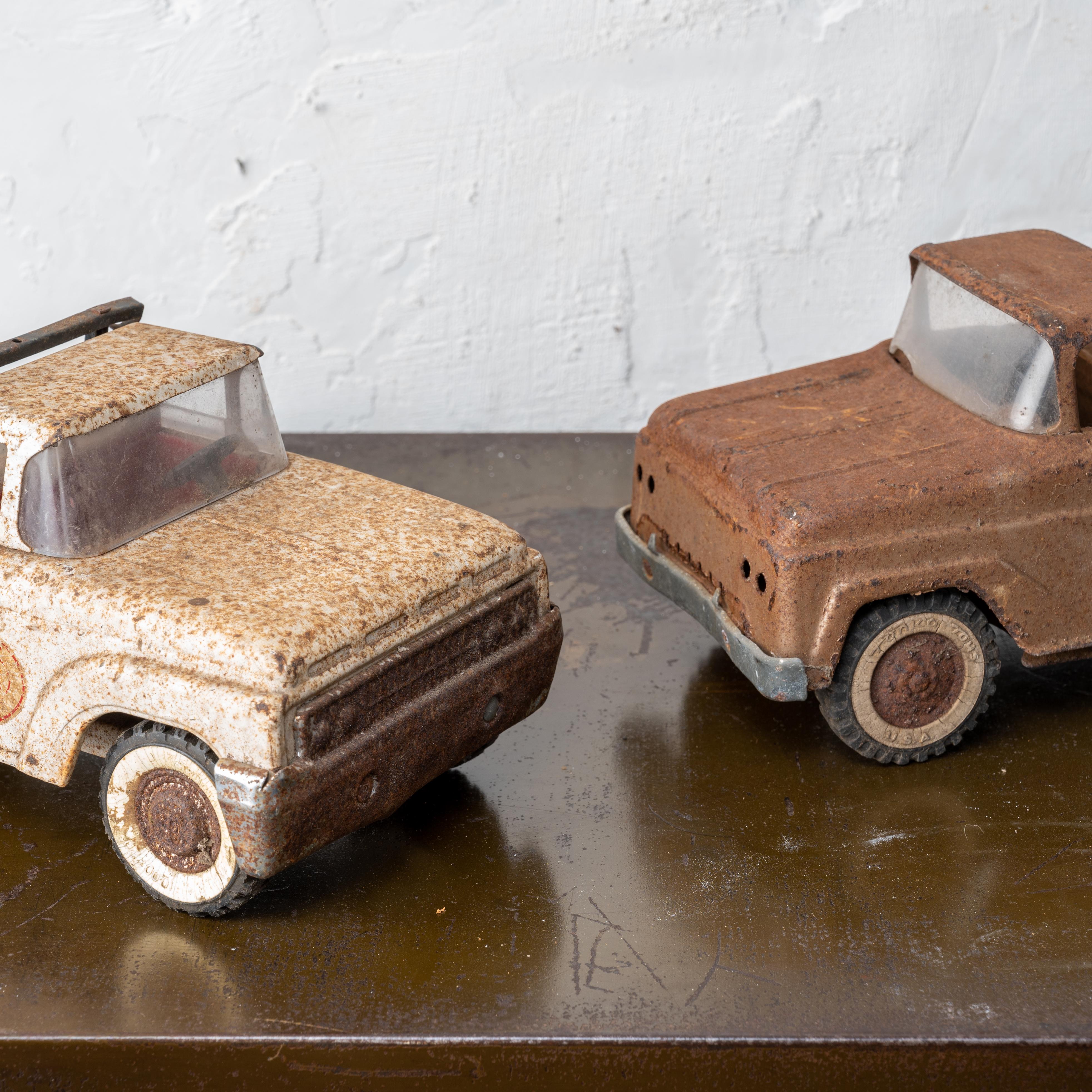 Paire de camionnettes jouets, années 1950-60 en vente 4