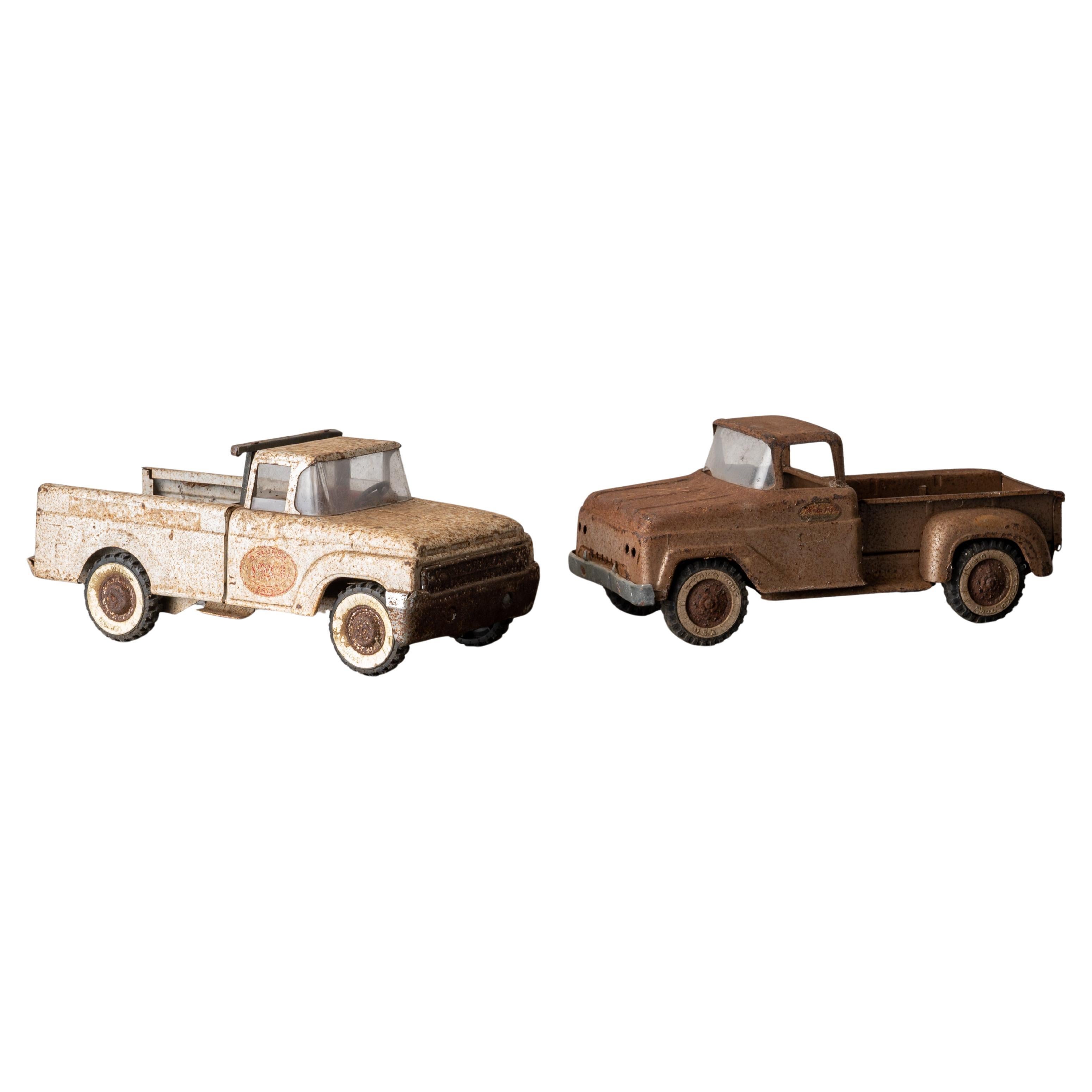Paire de camionnettes jouets, années 1950-60