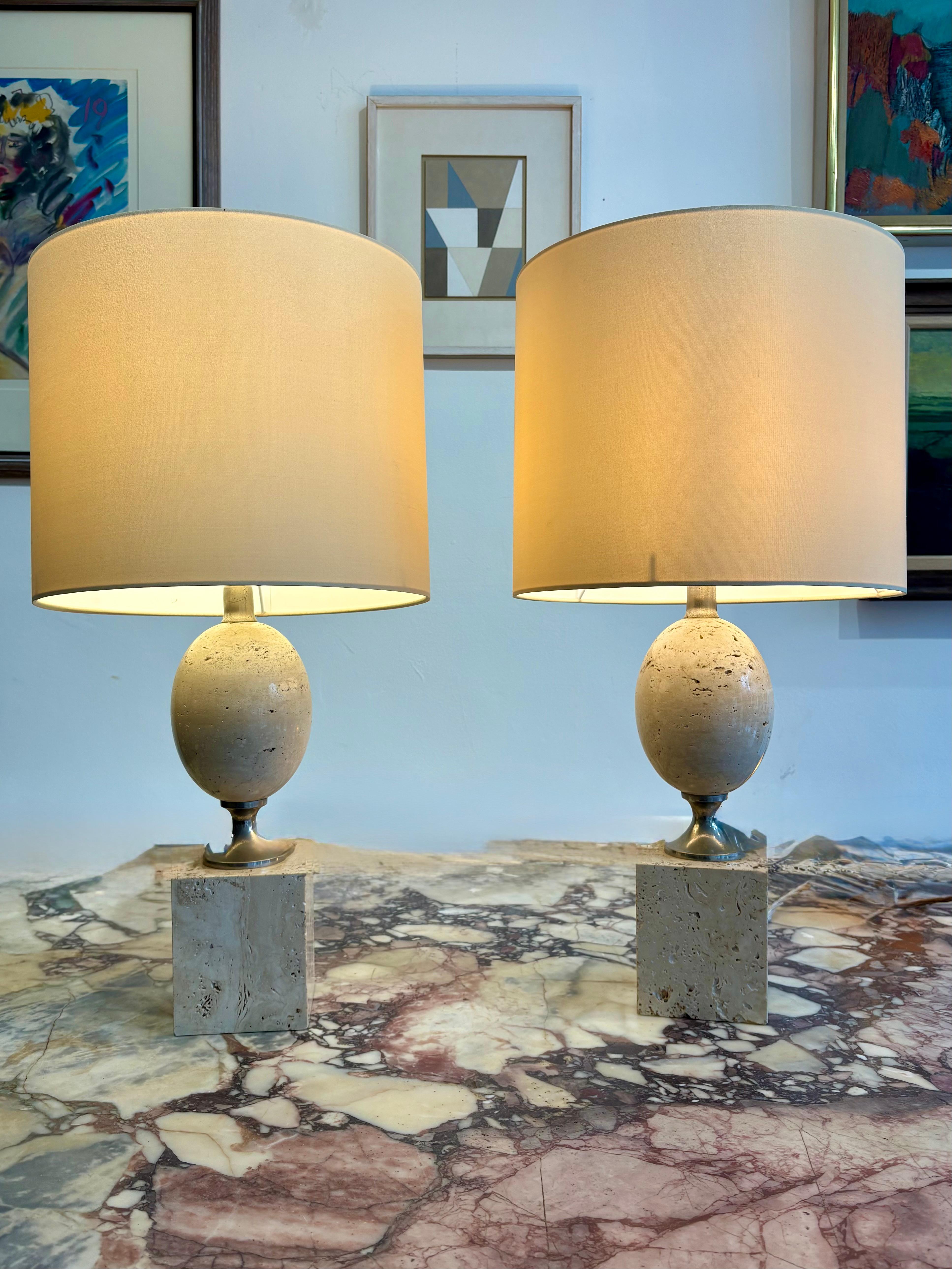 Elegante paire de lampes de la Maison Barbier. Français des années 1970 . Travertin poli et abat-jour en soie faits à la main sur mesure. Reconnecté .